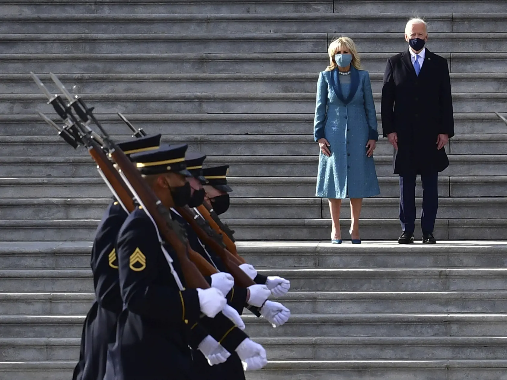JB 64 Washington - Americký prezident Joe Biden  (vpravo) so svojou manželkou Jill Bidenovou odchádzajú z amerického Kapitolu po inaugurácii 46. prezidenta USA Joea Bidena a 49. viceprezidentky Kamaly Harrisovej vo Washingtone 20. januára 2021. FOTO TASR/AP

President Joe Biden and first lady Jill Biden review the troops from  the east steps of the U.S. Capitol during the inauguration, Wednesday, Jan. 20, 2021, in Washington.(David Tulis/Pool Photo via AP)