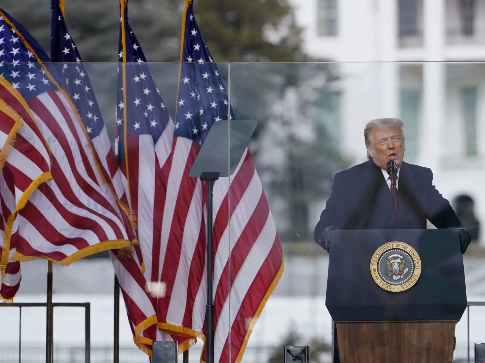KK12 Washinton - Americký prezident Donald Trump hovorí počas zhromaždenia pred Bielym domom vo Washingtone 6. januára 2021. Americký prezident Donald Trump v stredu svojim stúpencom zhromaždeným pred Bielym domom povedal, že nikdy neprizná, že prehral v novembrových prezidentských voľbách. FOTO TASR/AP
With the White House in the background, President Donald Trump speaks at a rally Wednesday, Jan. 6, 2021, in Washington. (AP Photo/Jacquelyn Martin)
