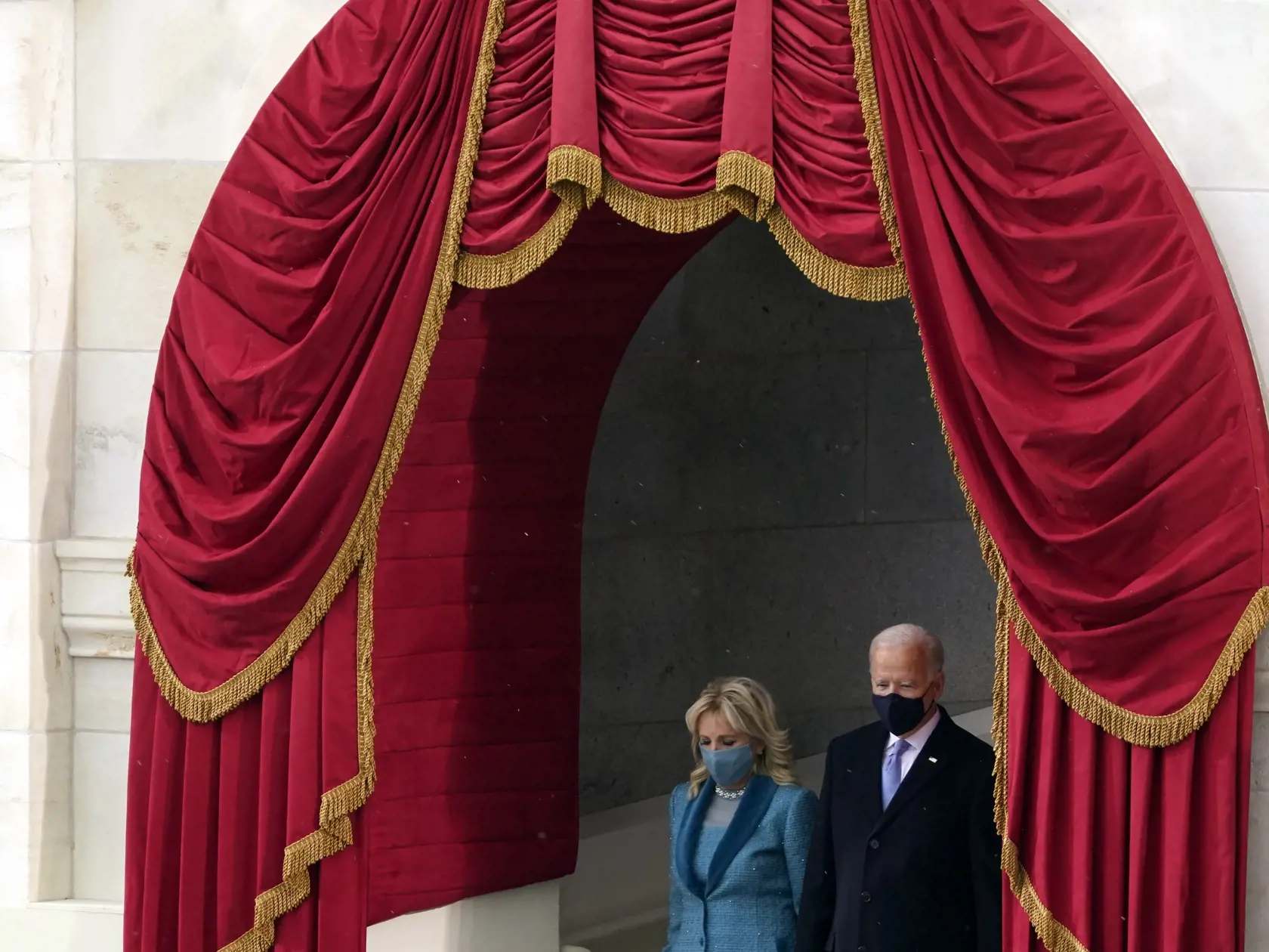 JB 20 Washington - Zvolený americký prezident Joe Biden (vpravo) s manželkou Jill prichádzajú na inauguráciu 46. prezidenta USA Joea Bidena a 49. viceprezidentky Kamaly Harrisovej v americkom Kapitole vo Washingtone 20. januára 2021. FOTO TASR/AP

President-elect Joe Biden and his wife Jill step out to the portico to be sworn in as 46th president of the United States during the 59th Presidential Inauguration at the U.S. Capitol in Washington, Wednesday, Jan. 20, 2021. (AP Photo/Andrew Harnik)