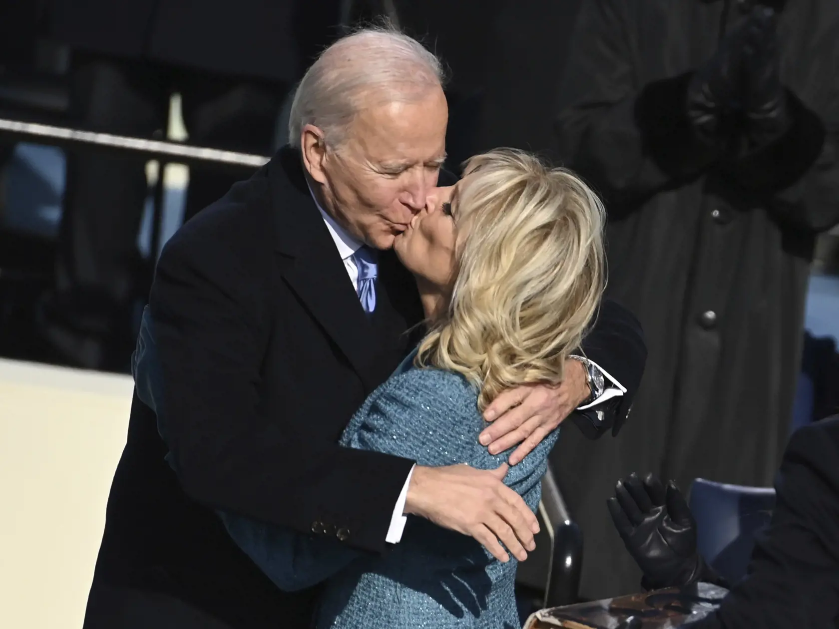KK18 Washington - Zvolený americký prezident Joe Biden dostáva bozk od svojej manželky Jill Bidenovej počas inaugurácie  v americkom Kapitole vo Washingtone 20. januára 2021. FOTO TASR/AP
President Joe Biden gets a kiss from first lady  Jill Biden after he took the oath office during the inauguration at the U.S. Capitol in Washington, Wednesday, Jan. 20, 2021.(Saul Loeb/Pool Photo via AP)