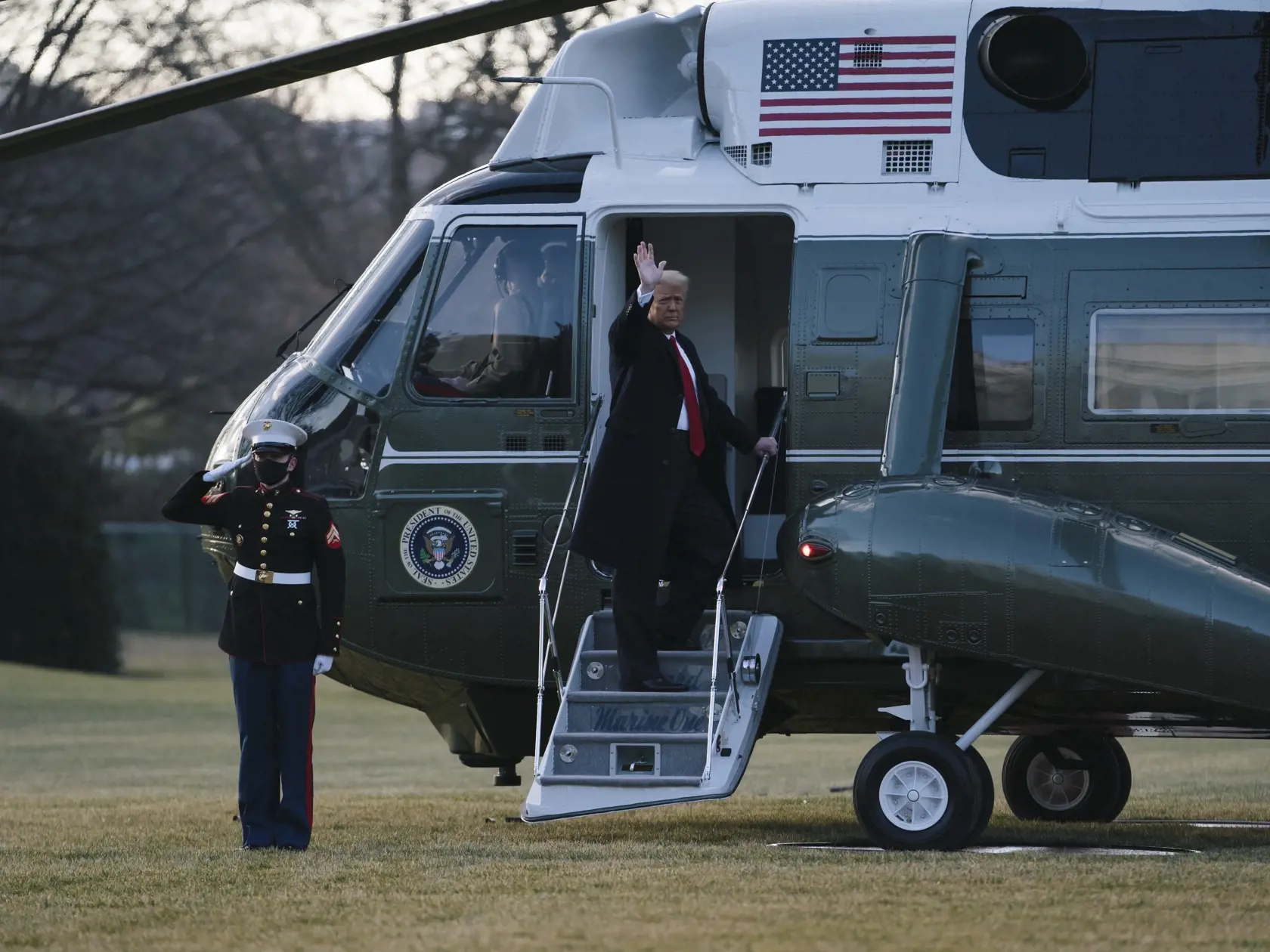 Donald a Melania Trumpovci sa lúčia s Bielym domom.