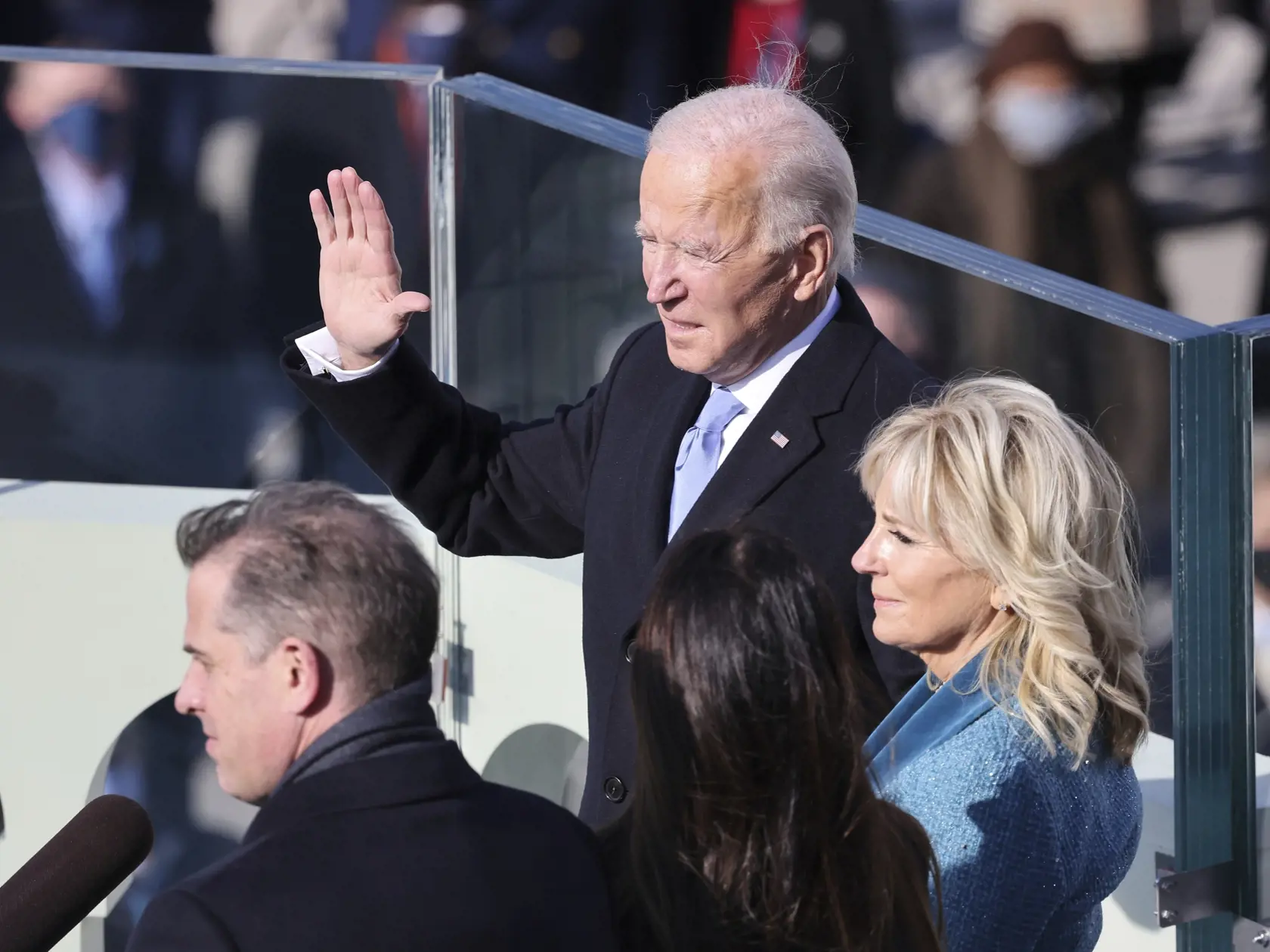 JB 29 Washington - Zvolený americký prezident Joe Biden skladá prísahu a jeho manželka Jill drží bibliu počas inaugurácie 46. prezidenta USA Joea Bidena a 49. viceprezidentky Kamaly Harrisovej v americkom Kapitole vo Washingtone 20. januára 2021. FOTO TASR/AP

Joe Biden is sworn in as the 46th president of the United States by Chief Justice John Roberts as Jill Biden holds the Bible during the 59th Presidential Inauguration at the U.S. Capitol in Washington, Wednesday, Jan. 20, 2021.(Tasos Katop