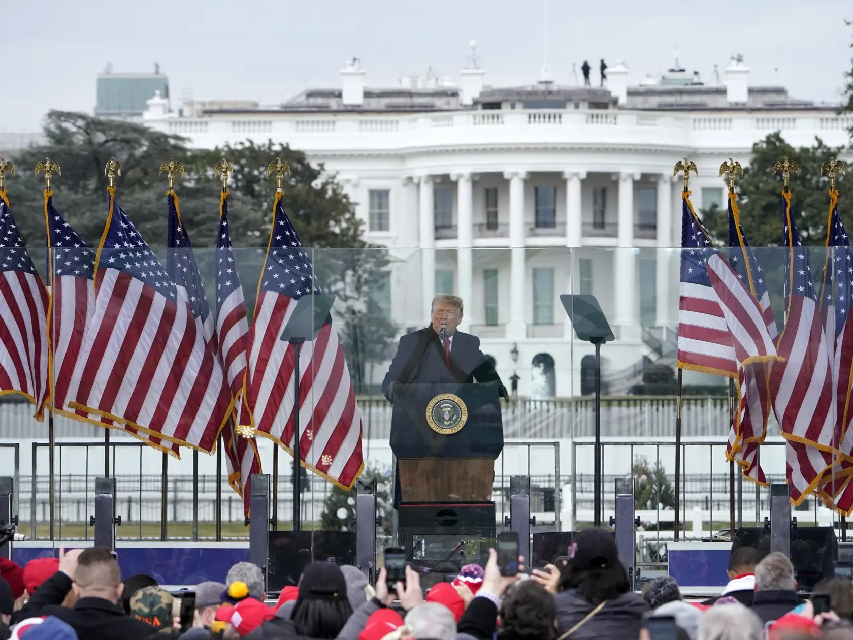 KK11 Washinton - Americký prezident Donald Trump hovorí počas zhromaždenia pred Bielym domom vo Washingtone 6. januára 2021. Americký prezident Donald Trump v stredu svojim stúpencom zhromaždeným pred Bielym domom povedal, že nikdy neprizná, že prehral v novembrových prezidentských voľbách. FOTO TASR/AP
With the White House in the background, President Donald Trump speaks at a rally Wednesday, Jan. 6, 2021, in Washington. (AP Photo/Jacquelyn Martin)