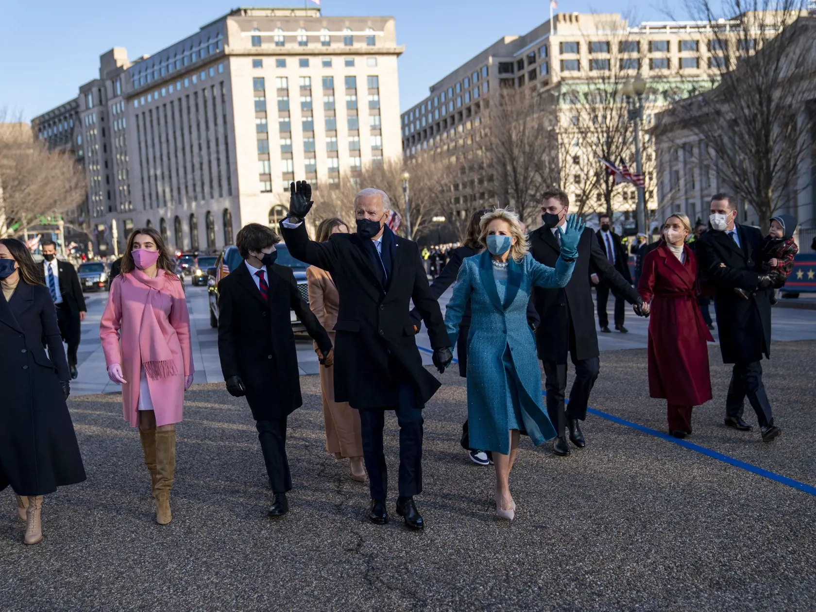 JB 69 Washington - Americký prezident Joe Biden  (uprostred vľavo) kráča so svojou manželkou Jill Bidenovou a ich rodinou počas ich príchodu do Bieleho domu po inaugurácii 46. prezidenta USA Joea Bidena a 49. viceprezidentky Kamaly Harrisovej v americkom Kapitole vo Washingtone 20. januára 2021. FOTO TASR/AP

President Joe Biden, First Lady Jill Biden and family, walk near the White House during a Presidential Escort to the White House, Wednesday, Jan. 20, 2021 in Washington.  (Doug Mills/The Ne