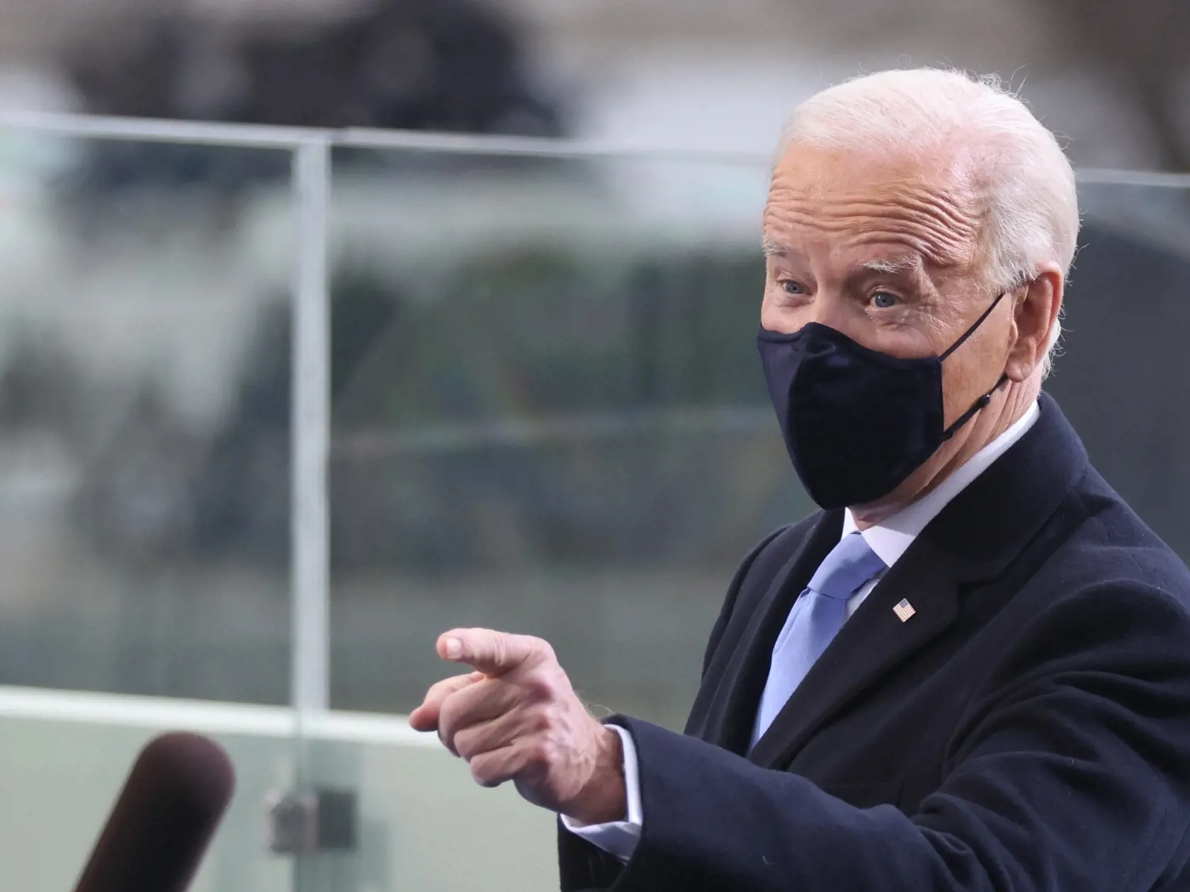 JB 50 Washington - Zvolený americký prezident Joe Biden s ochranným rúškom gestikuluje počas príchodu na inauguráciu 46. prezidenta USA Joea Bidena a 49. viceprezidentky Kamaly Harrisovej v americkom Kapitole vo Washingtone 20. januára 2021. FOTO TASR/AP

President-elect Joe Biden gestures as he arrives for his inauguration, Wednesday, Jan. 20, 2021, at the U.S. Capitol in Washington./Pool Photo via AP)