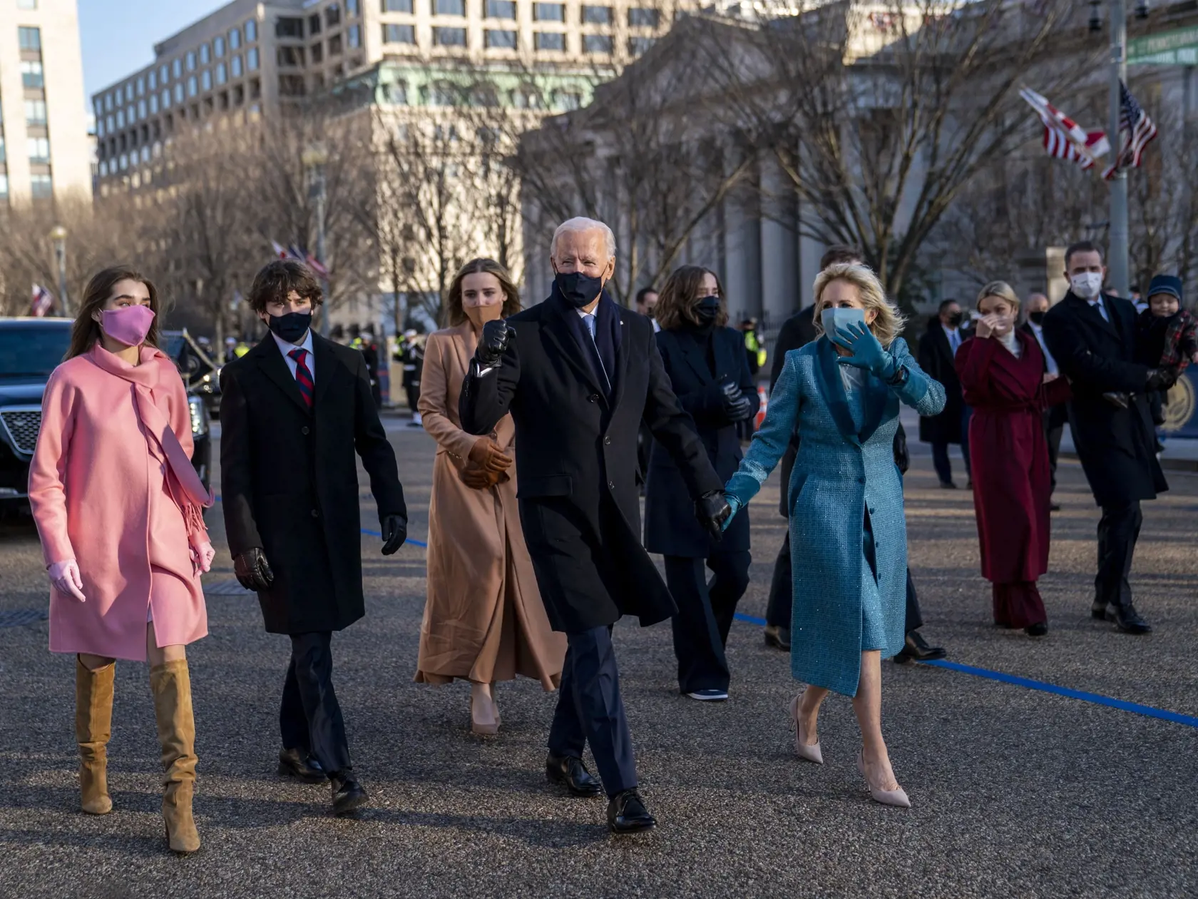 JB 70 Washington - Americký prezident Joe Biden  (uprostred vľavo) kráča so svojou manželkou Jill Bidenovou a ich rodinou počas ich príchodu do Bieleho domu po inaugurácii 46. prezidenta USA Joea Bidena a 49. viceprezidentky Kamaly Harrisovej v americkom Kapitole vo Washingtone 20. januára 2021. FOTO TASR/AP

President Joe Biden, First Lady Jill Biden and family, walk near the White House during a Presidential Escort to the White House, Wednesday, Jan. 20, 2021 in Washington.  (Doug Mills/The Ne