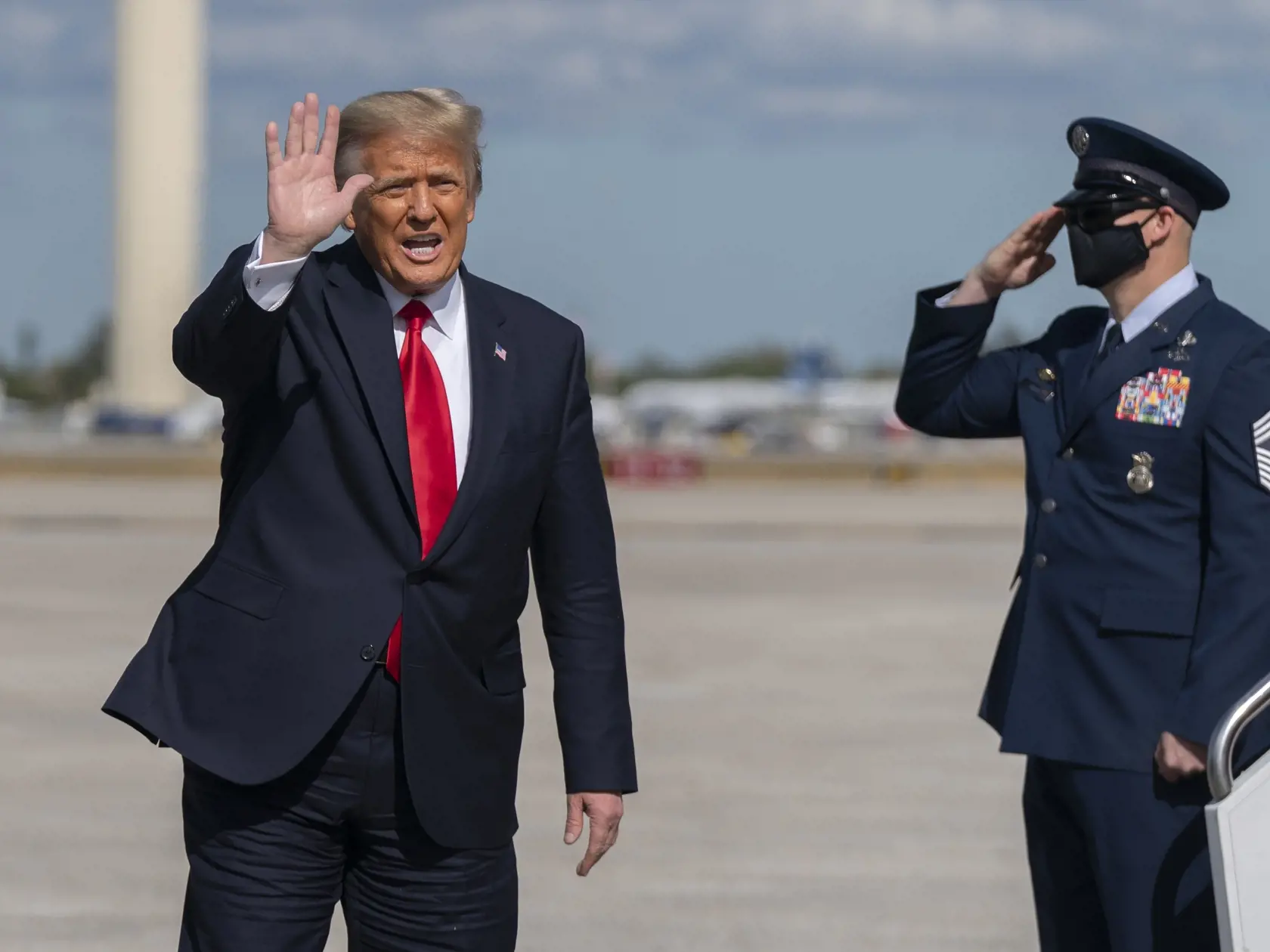 JB 57 West Palm Beach - Bývalý americký prezident Donald Trump máva po jeho príchode na medzinárodné letisko West Palm Beach na Floride 20. januára 2021, čo bol jeho posledný let prezidentským špeciálom Air Force One. FOTO TASR/AP

Former President Donald Trump waves to the members of the media after his final flight on Air Force One at Palm Beach International Airport in West Palm Beach, Fla., Wednesday, Jan. 20, 2021. (AP Photo/Manuel Balce Ceneta)