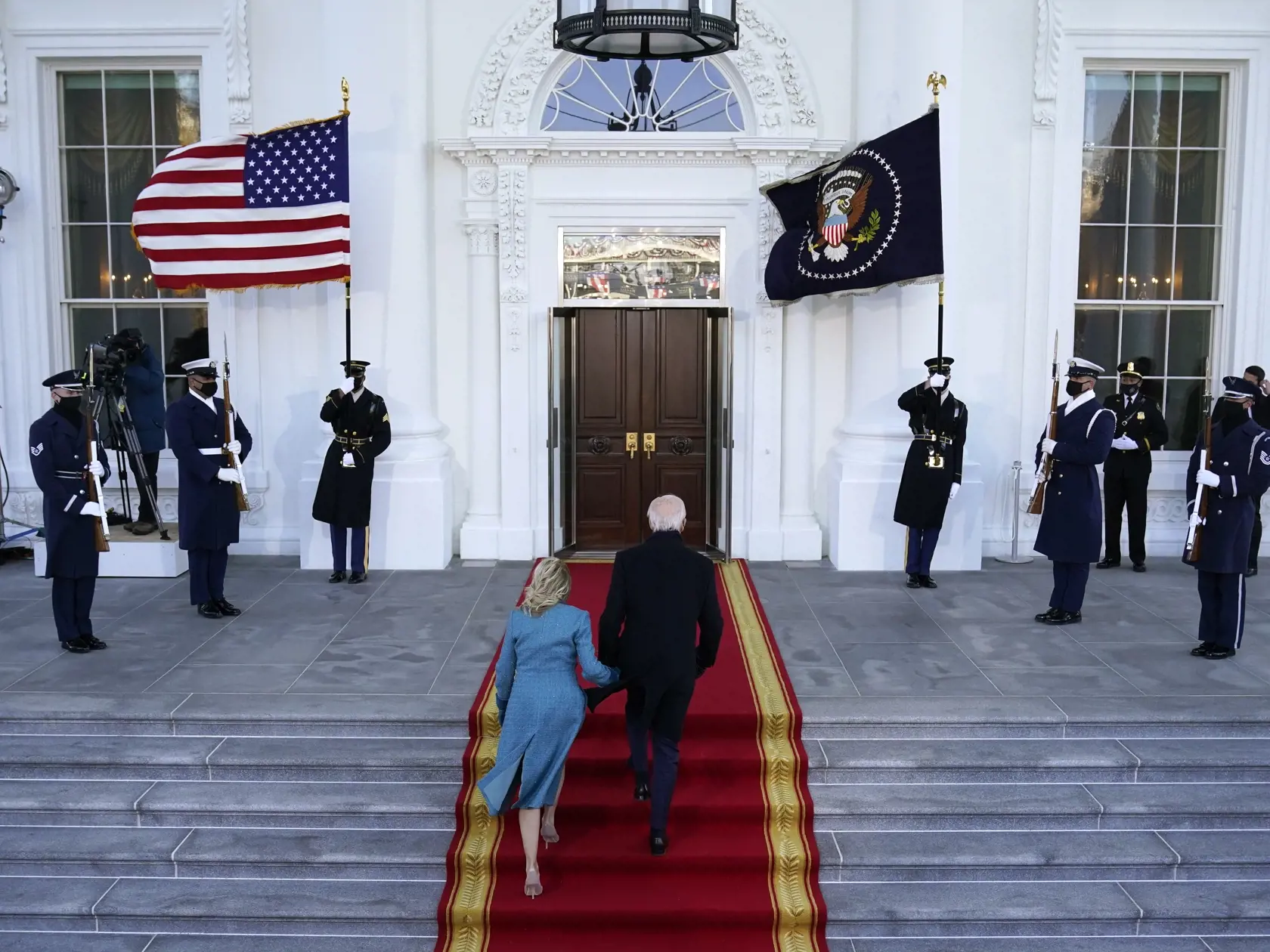 JB 68 Washington - Americký prezident Joe Biden  (vpravo) kráča so svojou manželkou Jill Bidenovou po schodoch počas ich príchodu do Bieleho domu po inaugurácii 46. prezidenta USA Joea Bidena a 49. viceprezidentky Kamaly Harrisovej v americkom Kapitole vo Washingtone 20. januára 2021. FOTO TASR/AP

President Joe Biden and first lady Jill Biden walk up the stairs as they arrive at the North Portico of the White House, Wednesday, Jan. 20, 2021, in Washington. (AP Photo/Alex Brandon, Pool)