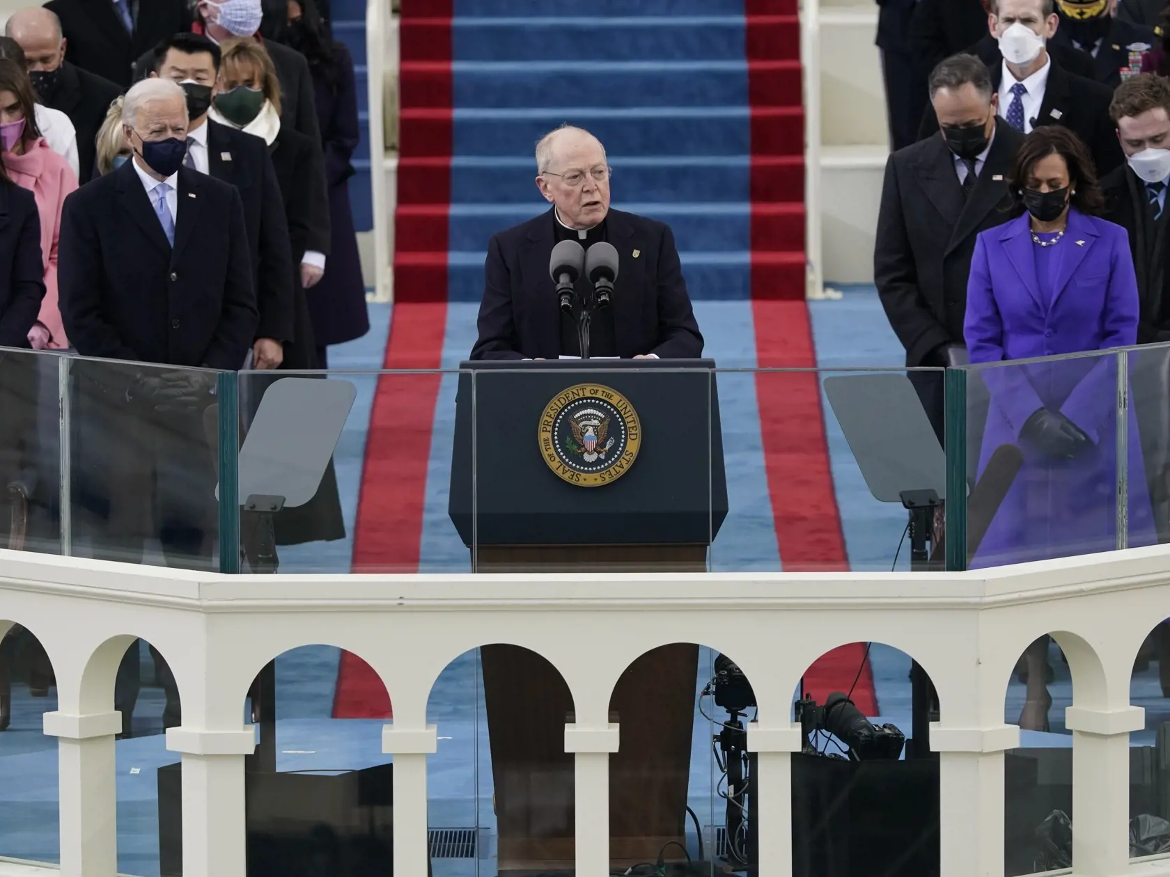 JB 36 Washington - Páter Leo O'Donovan (uprostred) počas vyzývania, vľavo zvolený americký prezident Joe Biden a vpravo zvolená americká viceprezidentka Kamala Harrisová počas inaugurácie 46. prezidenta USA Joea Bidena a 49. viceprezidentky Kamaly Harrisovej v americkom Kapitole vo Washingtone 20. januára 2021. FOTO TASR/AP

Father Leo O'Donovan delivers the invocation as President-elect Joe Biden, left, and Vice President-elect Kamala Harris look on during the 59th Presidential Inauguration at 