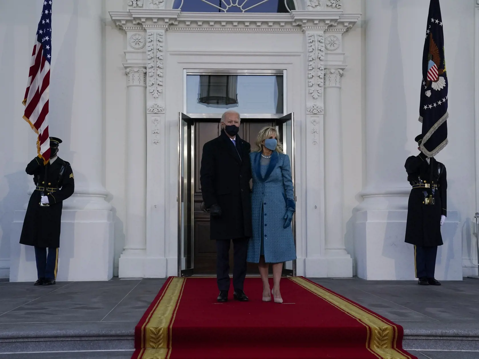 JB 66 Washington - Americký prezident Joe Biden  (vľavo) pózuje so svojou manželkou Jill Bidenovou pred ich príchodom do Bieleho domu po inaugurácii 46. prezidenta USA Joea Bidena a 49. viceprezidentky Kamaly Harrisovej v americkom Kapitole vo Washingtone 20. januára 2021. FOTO TASR/AP

President Joe Biden stands with first lady Jill Biden as they prepare to walk into the White House after being sworn in as the 46th president of the United States, Wednesday, Jan. 20, 2021, in Washington. (AP Pho