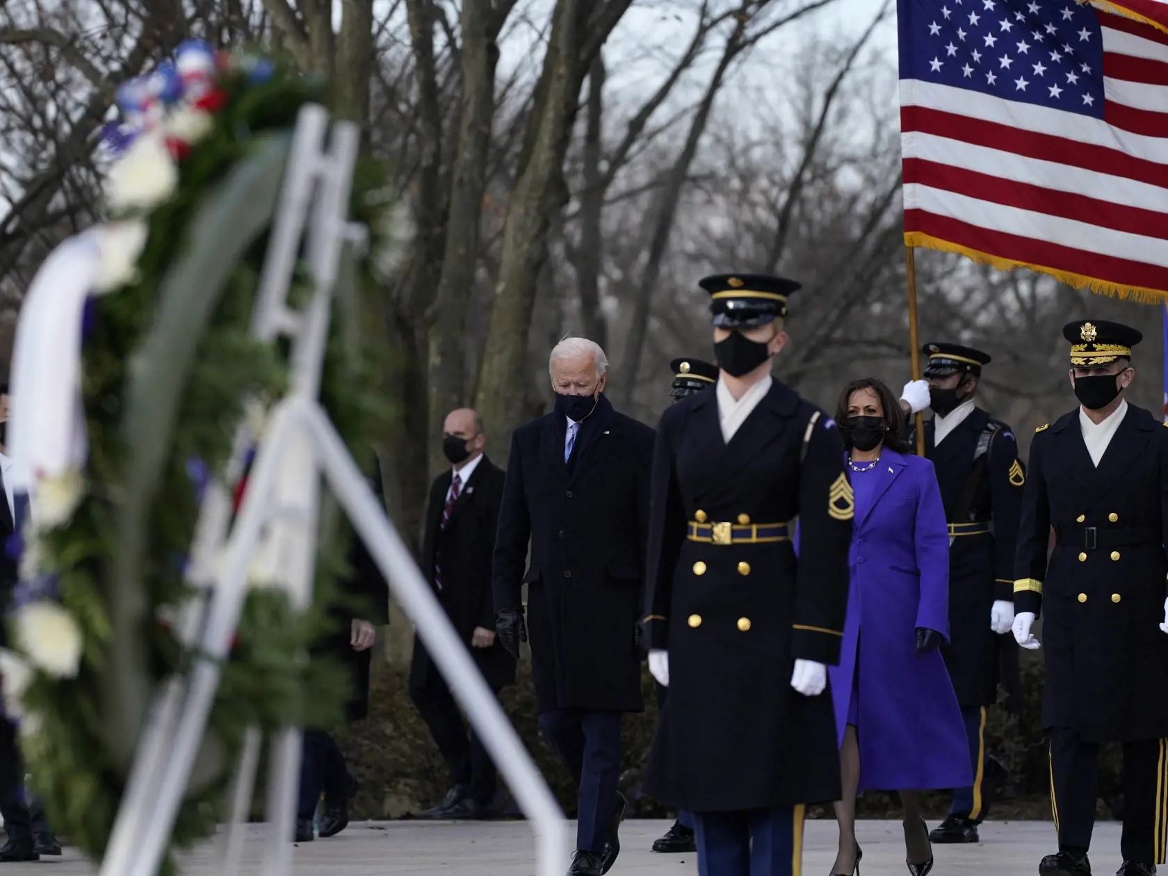 JB 60 Arlington - Americký prezident Joe Biden (vľavo) a americká viceprezidentka Kamala Harrisová prichádzajú položiť veniec k hrobu neznámeho vojaka na Arlingtonskom národnom cintoríne po ich inaugurácii 46. prezidenta USA Joea Bidena a 49. viceprezidentky Kamaly Harrisovej v americkom Kapitole, v Arlingtone 20. januára 2021. FOTO TASR/AP

President Joe Biden and Vice President Kamala Harris arrive at the Tomb of the Unknown Soldier at Arlington National Cemetery during Inauguration Day ceremo