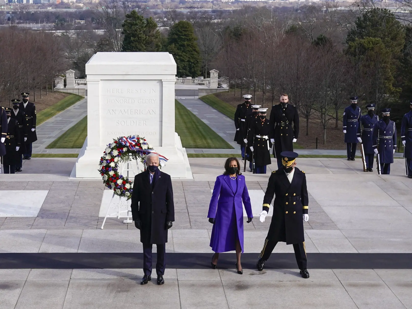 JB 62 Arlington - Americký prezident Joe Biden (vľavo) a americká viceprezidentka Kamala Harrisová kráčajú po tom, ako položili veniec k hrobu neznámeho vojaka na Arlingtonskom národnom cintoríne po ich inaugurácii 46. prezidenta USA Joea Bidena a 49. viceprezidentky Kamaly Harrisovej v americkom Kapitole, v Arlingtone 20. januára 2021. FOTO TASR/AP

President Joe Biden and Vice President Kamala Harris and Maj. Gen. Omar J. Jones pauses after laying a wreath at the Tomb of the Unknown Soldier at
