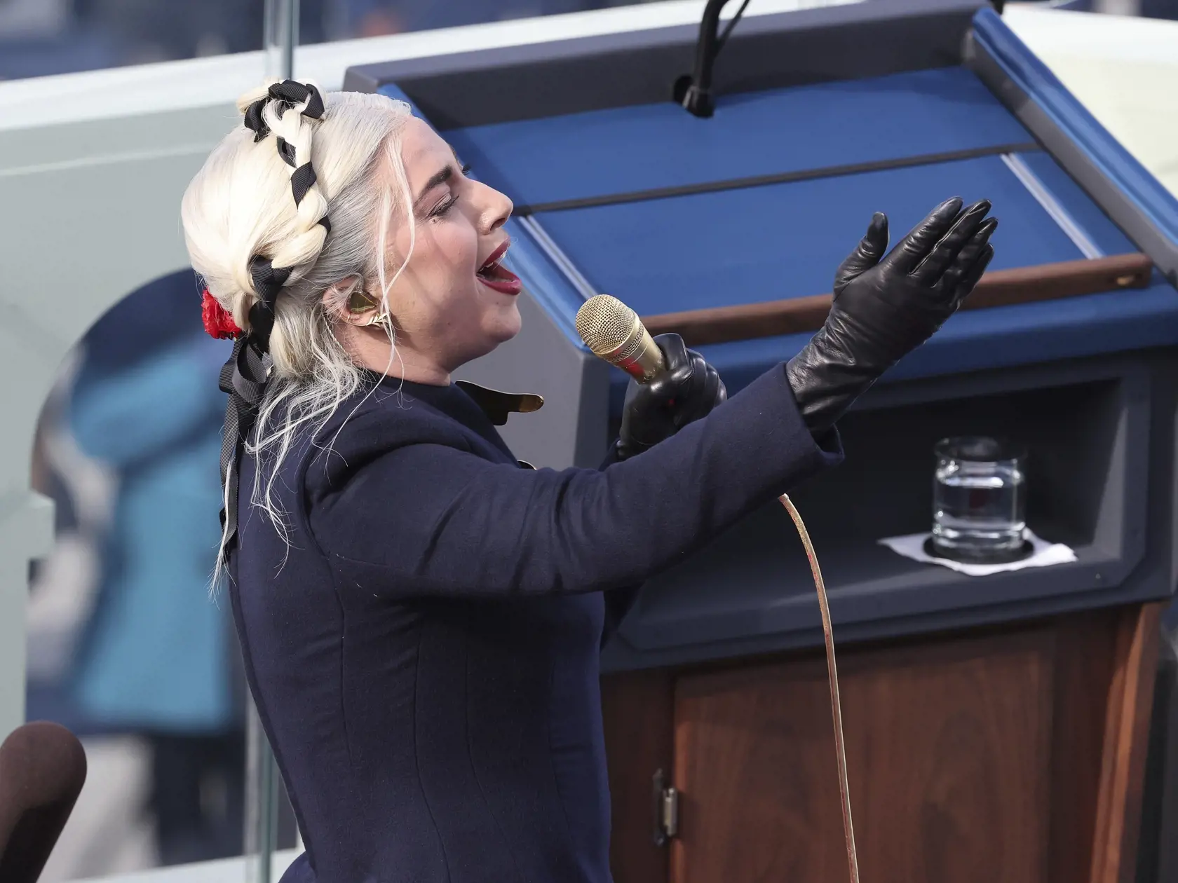 JB 43 Washington - Speváčka Lady Gaga spieva národnú hymnu počas vystúpenia na inaugurácii 46. prezidenta USA Joea Bidena a 49. viceprezidentky Kamaly Harrisovej v americkom Kapitole vo Washingtone 20. januára 2021. FOTO TASR/AP

Lady Gaga sings the National Anthem at the inauguration of U.S. President-elect Joe Biden on the West Front of the U.S. Capitol on Wednesday, Jan. 20, 2021 in Washington. (Tasos Katopodis/Pool Photo via AP)