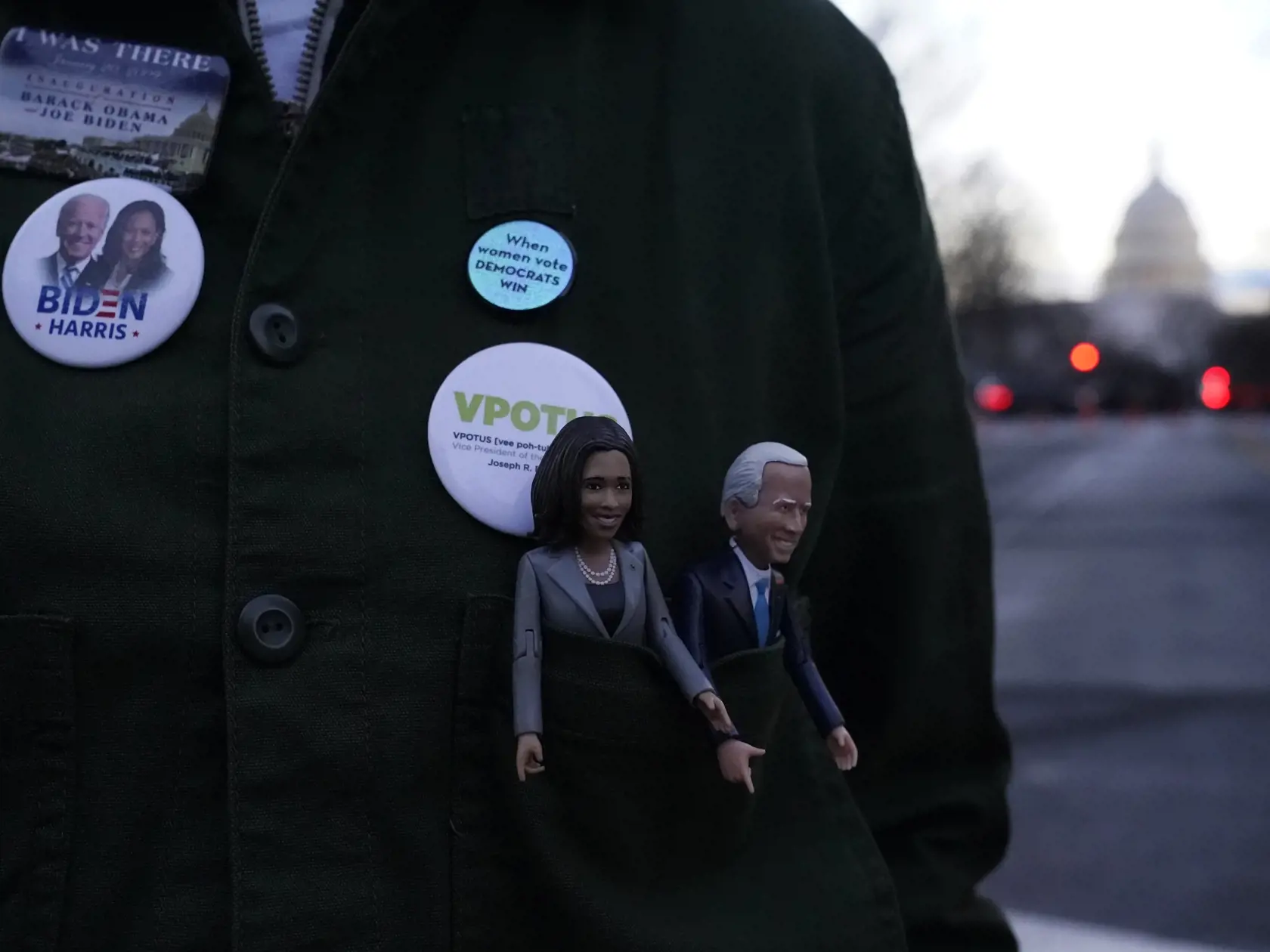 KK45 Washington - Na snímke Teri McClainová pózuje s bábikami, ktoré zobrazujú novozvoleného amerického prezidenta Joea Bidena a novozvolenú americkú viceprezidentku Kamalu Harrisovú pred ich inauguráciou 20. januára 2021 vo Washingtone. FOTO TASR/AP
Teri McClain, of Seattle, poses with her Biden-Harris dolls near the Capitol Building ahead of President-elect Joe Biden's inauguration ceremony, Wednesday, Jan. 20, 2021, in Washington. (AP Photo/John Minchillo)