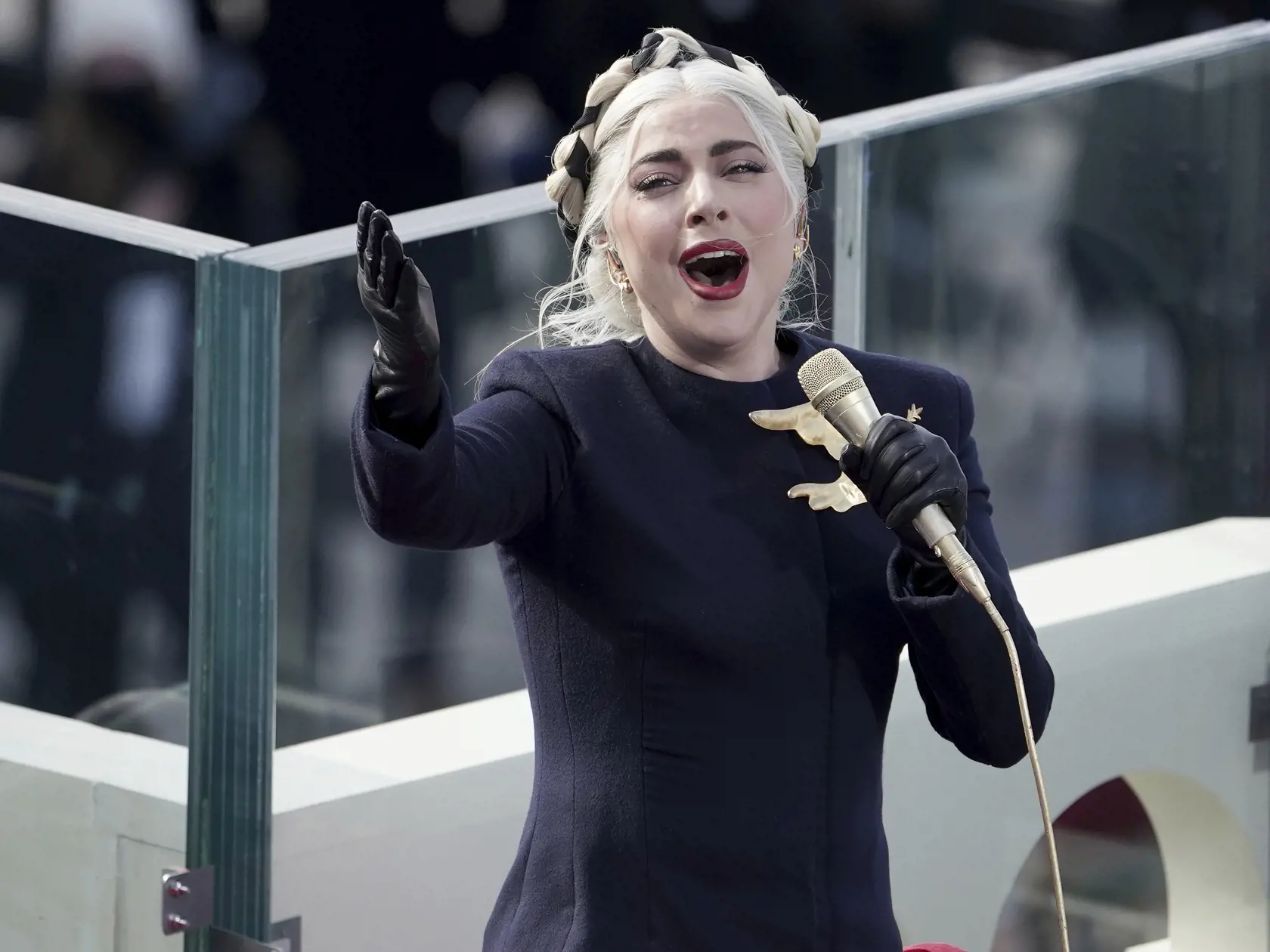 JB 38 Washington - Speváčka Lady Gaga spieva národnú hymnu počas vystúpenia na inaugurácii 46. prezidenta USA Joea Bidena a 49. viceprezidentky Kamaly Harrisovej v americkom Kapitole vo Washingtone 20. januára 2021. FOTO TASR/AP

Lady Gaga sings the national anthem during the 59th Presidential Inauguration at the U.S. Capitol for President-elect Joe Biden in Washington, Wednesday, Jan. 20, 2021. (Greg Nash/Pool Photo via AP)