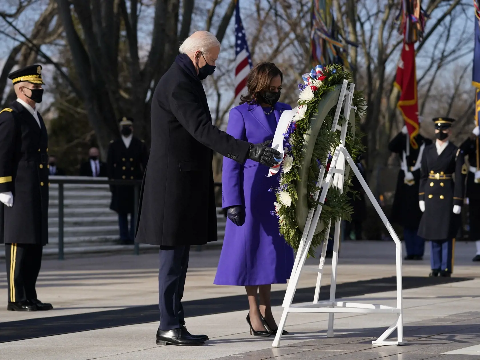 JB 61 Arlington - Americký prezident Joe Biden (vľavo) a americká viceprezidentka Kamala Harrisová kladú veniec k hrobu neznámeho vojaka na Arlingtonskom národnom cintoríne po ich inaugurácii 46. prezidenta USA Joea Bidena a 49. viceprezidentky Kamaly Harrisovej v americkom Kapitole, v Arlingtone 20. januára 2021. FOTO TASR/AP

President Joe Biden and Vice President Kamala Harris participate in a wreath laying ceremony at the Tomb of the Unknown Soldier at Arlington National Cemetery in Arlingto