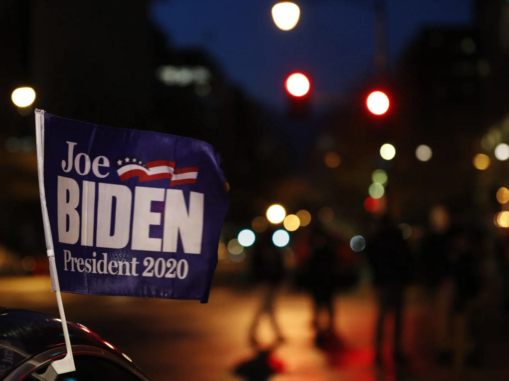 KK37 Washington - Na snímke vlajka s nápisom Joe Biden veje na vozidle pred inauguráciou novozvoleného amerického prezidenta Joea Bidena a novozvolenej americkej viceprezidentky Kamaly Harrisovej 20. januára 2021 vo Washingtone. FOTO TASR/AP
A motorist displays a Joe Biden flag on his vehicle as events get underway for President-elect Joe Biden's inauguration ceremony, Wednesday, Jan. 20, 2021, in Washington. (AP Photo/Rebecca Blackwell)