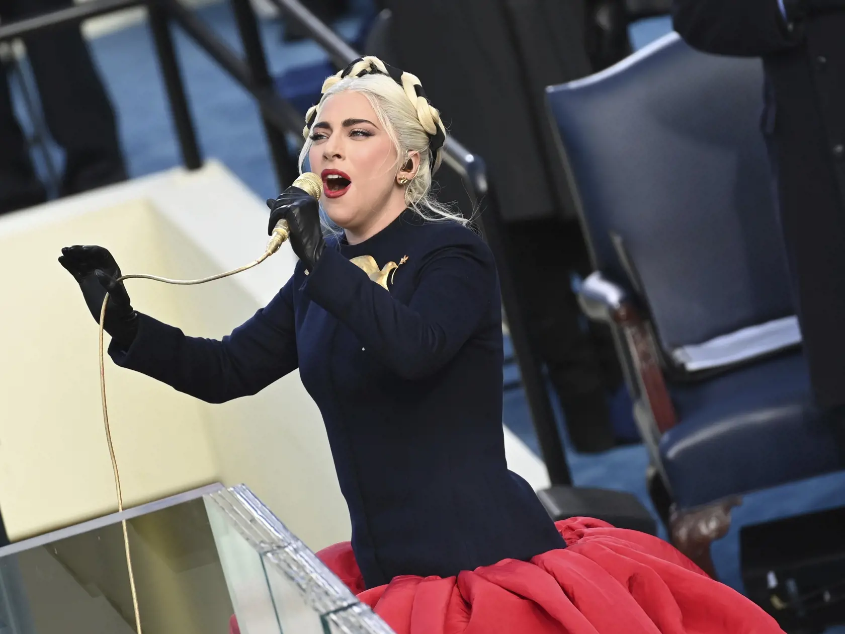 JB 39 Washington - Speváčka Lady Gaga spieva národnú hymnu počas vystúpenia na inaugurácii 46. prezidenta USA Joea Bidena a 49. viceprezidentky Kamaly Harrisovej v americkom Kapitole vo Washingtone 20. januára 2021. FOTO TASR/AP

Lady Gaga sings the U.S. National Anthem at the beginning of the swearing in ceremony for the 59th Presidential Inauguration at the U.S. Capitol for President-elect Joe Biden in Washington, Wednesday, Jan. 20, 2021. (Saul Loeb/Pool Photo via AP)