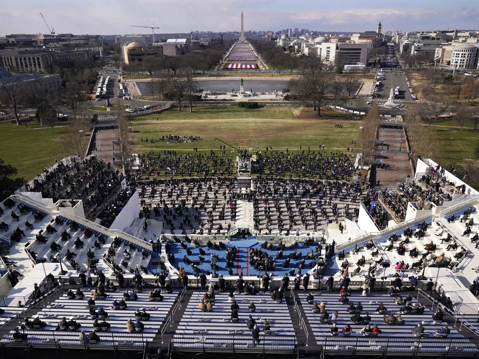 JB 53 Washington - Pozvaní hostia a diváci počas inaugurácie 46. prezidenta USA Joea Bidena a 49. viceprezidentky Kamaly Harrisovej v americkom Kapitole vo Washingtone 20. januára 2021. FOTO TASR/AP

Guests and spectators attend the 59th Presidential Inauguration for President Joe Biden at the U.S. Capitol in Washington, Wednesday, Jan. 20, 2021. (AP Photo/Susan Walsh, Pool)