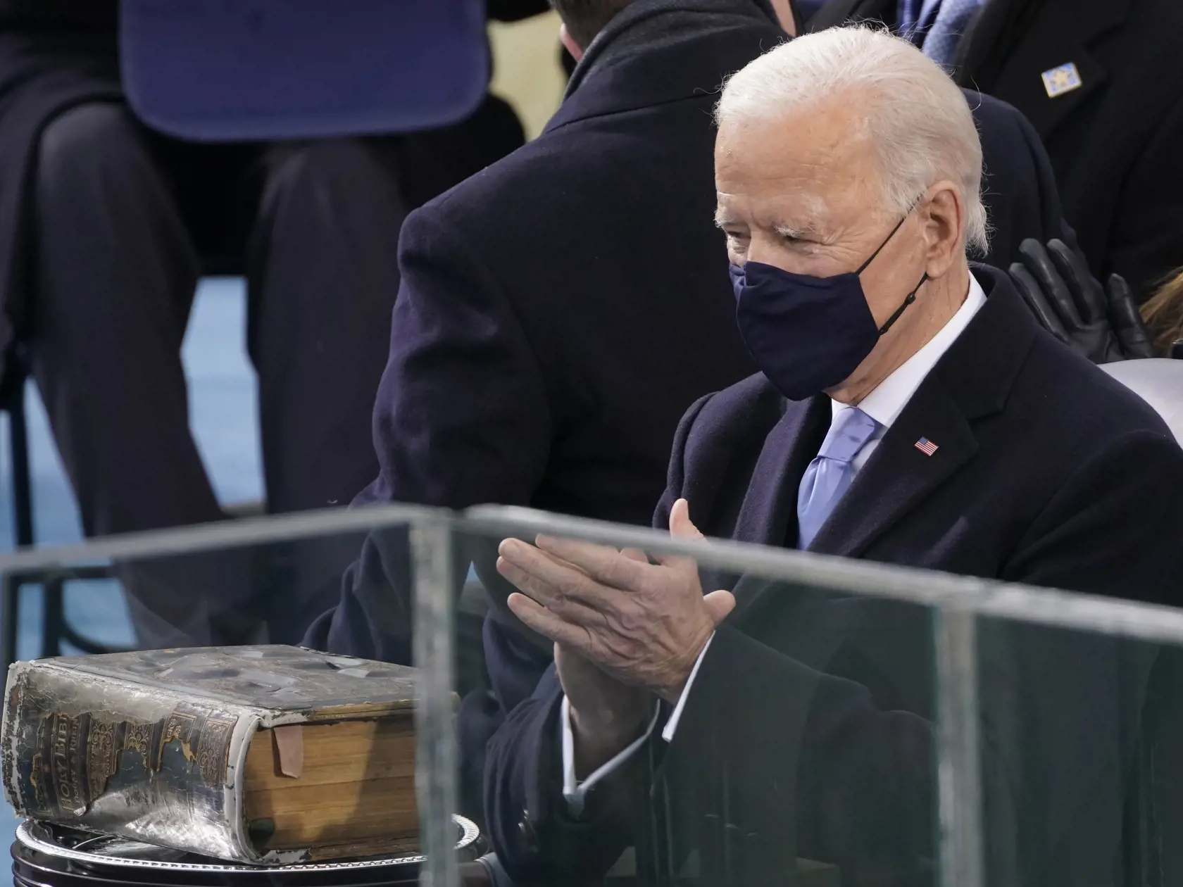 JB 30 Washington - Zvolený americký prezident Joe Biden stojí pri bibli pred skladaním prísahy počas inaugurácie 46. prezidenta USA Joea Bidena a 49. viceprezidentky Kamaly Harrisovej v americkom Kapitole vo Washingtone 20. januára 2021. FOTO TASR/AP

President-elect Joe Biden arrives to be sworn in as 46th president of the United States during the 59th Presidential Inauguration at the U.S. Capitol in Washington, Wednesday, Jan. 20, 2021. (AP Photo/Andrew Harnik)