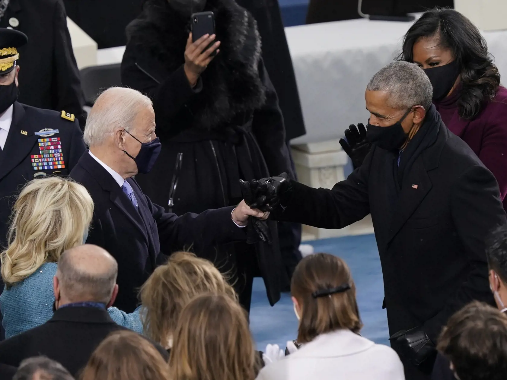 JB 22 Washington - Zvolený americký prezident Joe Biden (uprostred) s manželkou Jill sa zdraví s  bývalým americkým prezidentom Barrackom Obamom počas ich príchodu na inauguráciu 46. prezidenta USA Joea Bidena a 49. viceprezidentky Kamaly Harrisovej v americkom Kapitole vo Washingtone 20. januára 2021. FOTO TASR/AP

President-elect Joe Biden his greeted by former President Barrack Obama as he arrives for the 59th Presidential Inauguration at the U.S. Capitol in Washington, Wednesday, Jan. 20, 20