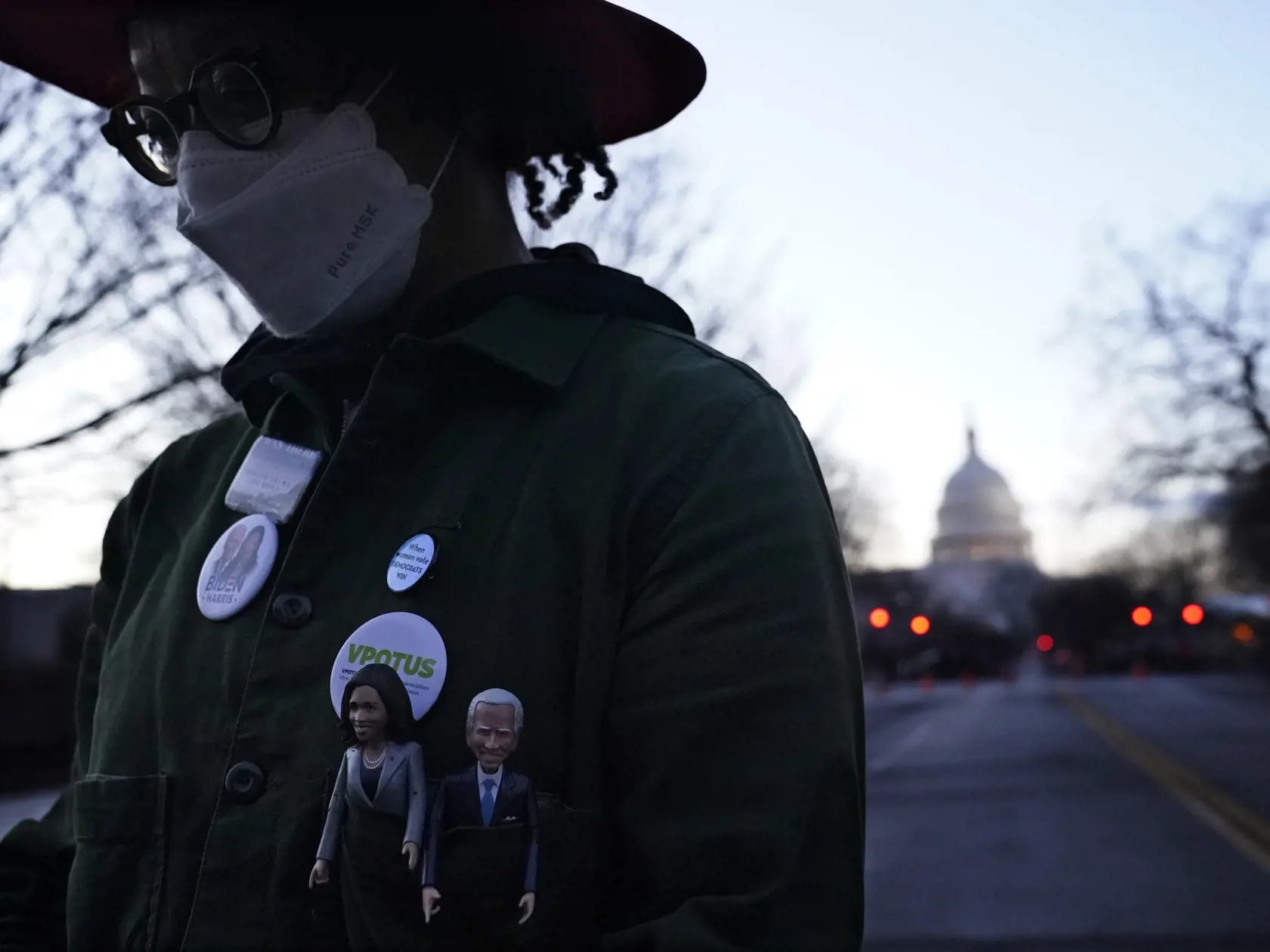 KK44 Washington - Na snímke Teri McClainová pózuje s bábikami, ktoré zobrazujú novozvoleného amerického prezidenta Joea Bidena a novozvolenú americkú viceprezidentku Kamalu Harrisovú pred ich inauguráciou 20. januára 2021 vo Washingtone. FOTO TASR/AP
Teri McClain, of Seattle, poses with her Biden-Harris dolls near the Capitol Building ahead of President-elect Joe Biden's inauguration ceremony, Wednesday, Jan. 20, 2021, in Washington. (AP Photo/John Minchillo)