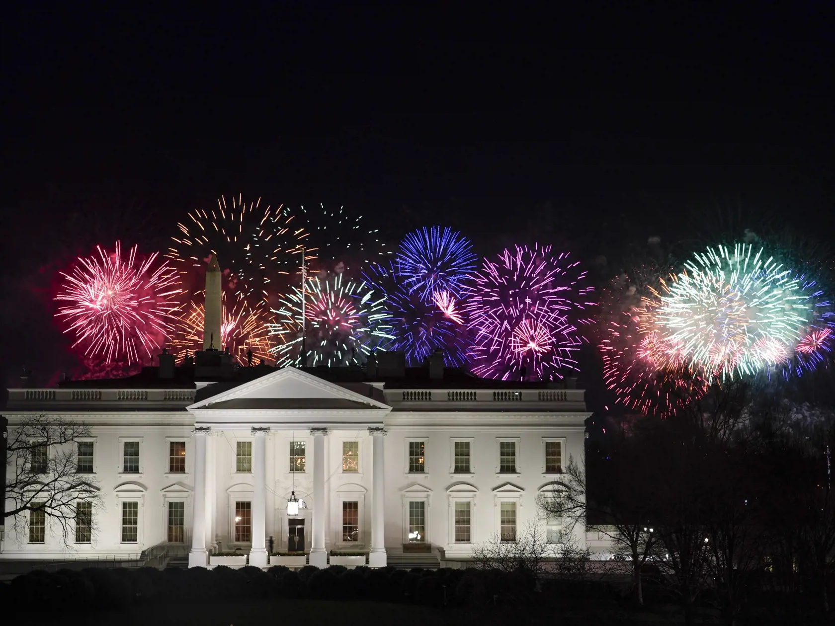 KK13 Washington - Ohňostroj exploduje nad Bielym domom počas osláv inaugurácie nového amerického prezidenta Joea Bidena a novej americkej viceprezidentky Kamaly Harrisovej 20. januára 2021 vo Washingone. FOTO TASR/AP
Fireworks are displayed over the White House as part of Inauguration Day ceremonies for President Joe Biden and Vice President Kamala Harris, Wednesday, Jan. 20, 2021, in Washington. (AP Photo/David J. Phillip)