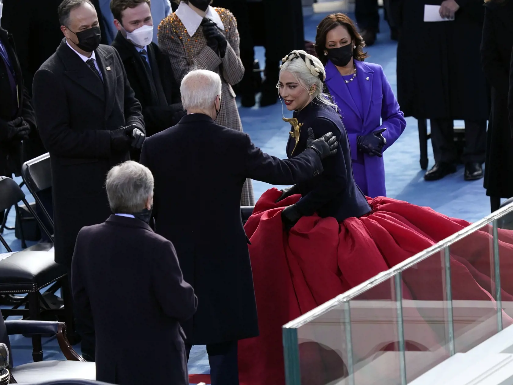 JB 52 Washington - Speváčka Lady Gaga (vpravo) sa rozpráva so zvoleným americkým prezidentom Joeom Bidenom po jej vystúpení na inaugurácii 46. prezidenta USA Joea Bidena a 49. viceprezidentky Kamaly Harrisovej v americkom Kapitole vo Washingtone 20. januára 2021. FOTO TASR/AP

Lady Gaga talks with President-elect Joe Biden after singing the National Anthem during the 59th Presidential Inauguration at the U.S. Capitol for President-elect Joe Biden in Washington, Wednesday, Jan. 20, 2021. (AP Phot