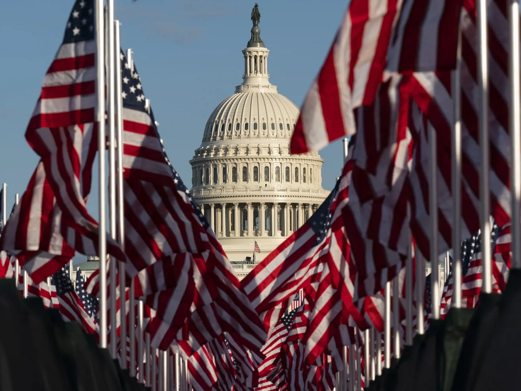 KK12 Washington - Na snímke americké vlajky vejú v parku National Mall, v pozadí budova Kapitolu pred stredajšou inauguráciou novozvoleného amerického prezidenta Joea Bidena a novozvolenej americkej viceprezidentky Kamaly Harrisovej 18. januára 2021 vo Washingtone. FOTO TASR/AP
Flags are placed on the National Mall, with the U.S. Capitol behind them, ahead of the inauguration of President-elect Joe Biden and Vice President-elect Kamala Harris, Monday, Jan. 18, 2021, in Washington. (AP Photo/Alex