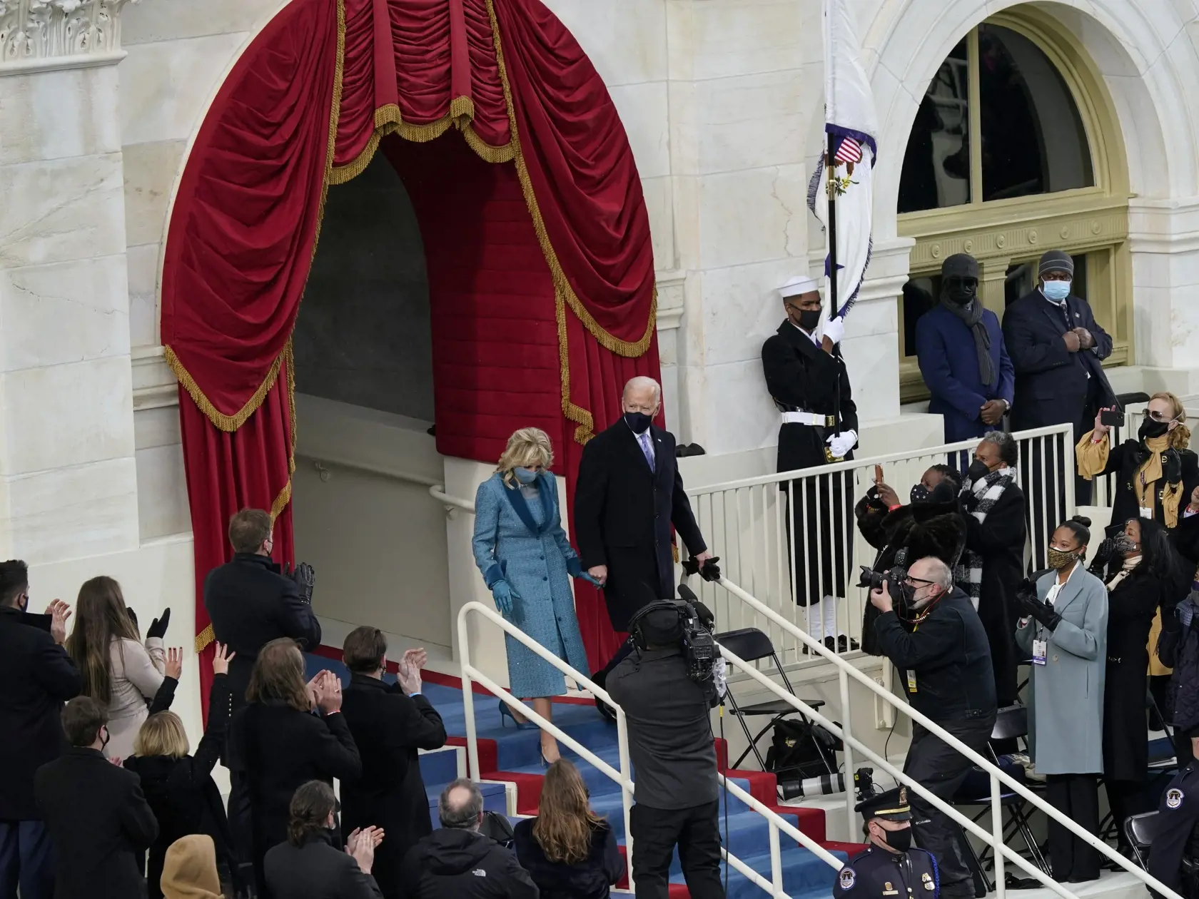 JB 21 Washington - Zvolený americký prezident Joe Biden (vpravo) s manželkou Jill prichádzajú na inauguráciu 46. prezidenta USA Joea Bidena a 49. viceprezidentky Kamaly Harrisovej v americkom Kapitole vo Washingtone 20. januára 2021. FOTO TASR/AP

President-elect Joe Biden and his wife Jill, walk out for the 59th Presidential Inauguration at the U.S. Capitol in Washington, Wednesday, Jan. 20, 2021. (AP Photo/Carolyn Kaster)