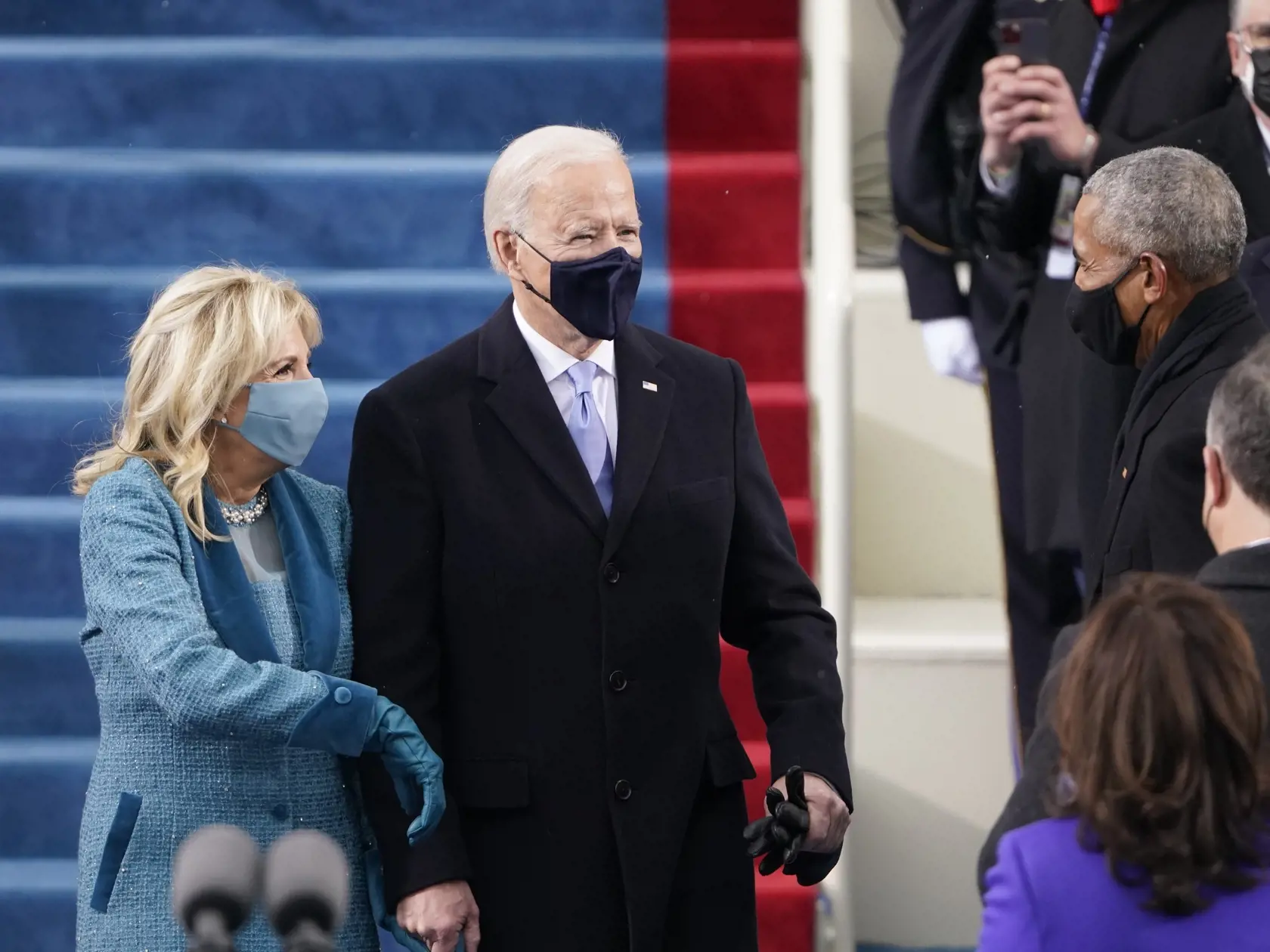 JB 19 Washington - Zvolený americký prezident Joe Biden (uprostred) s manželkou Jill a vpravo ich víta bývalý americký prezident Barrack Obama počas ich príchodu na inauguráciu 46. prezidenta USA Joea Bidena a 49. viceprezidentky Kamaly Harrisovej v americkom Kapitole vo Washingtone 20. januára 2021. FOTO TASR/AP

President-elect Joe Biden and his wife Jill, are greeted by former President Barrack Obama as they arrive for the 59th Presidential Inauguration at the U.S. Capitol in Washington, Wedn