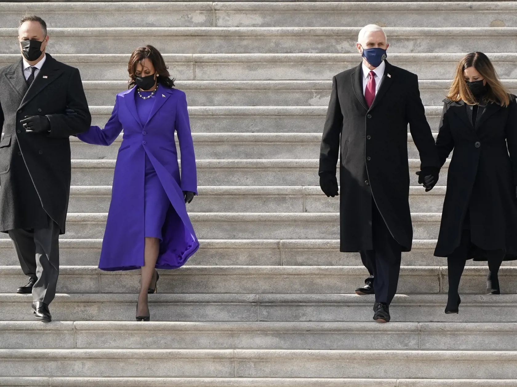 JB 51 Washington - Americká viceprezidentka Kamala Harrisová (druhá zľava) s manželom Dougom Emhoffom (vľavo) a bývalý americký viceprezident Mike Pence (druhý sprava) a jeho manželka Karen Penceová (vpravo) odchádzajú z amerického Kapitolu po inaugurácii 46. prezidenta USA Joea Bidena a 49. viceprezidentky Kamaly Harrisovej vo Washingtone 20. januára 2021. FOTO TASR/AP

Vice President Kamala Harris and her husband Doug Emhoffl left, and former Vice President Mike Pence and his wife Karen Pence 