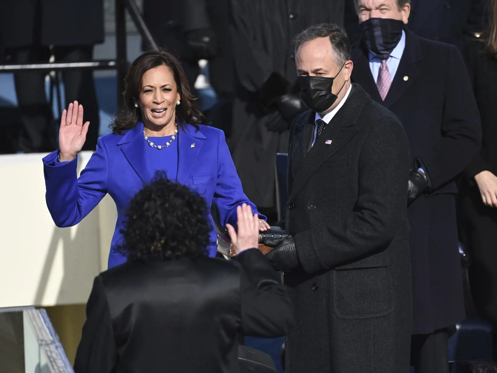 JB 31 Washington - Zvolená americká viceprezidentka Kamala Harrisová (vľavo) skladá prísahu vedľa svojho manžela Douga Emhoffa počas inaugurácie 46. prezidenta USA Joea Bidena a 49. viceprezidentky Kamaly Harrisovej v americkom Kapitole vo Washingtone 20. januára 2021. FOTO TASR/AP

Kamala Harris is sworn in as vice president by Supreme Court Justice Sonia Sotomayor as her husband Doug Emhoff holds the Bible during the 59th Presidential Inauguration at the U.S. Capitol in Washington, Wednesday, 