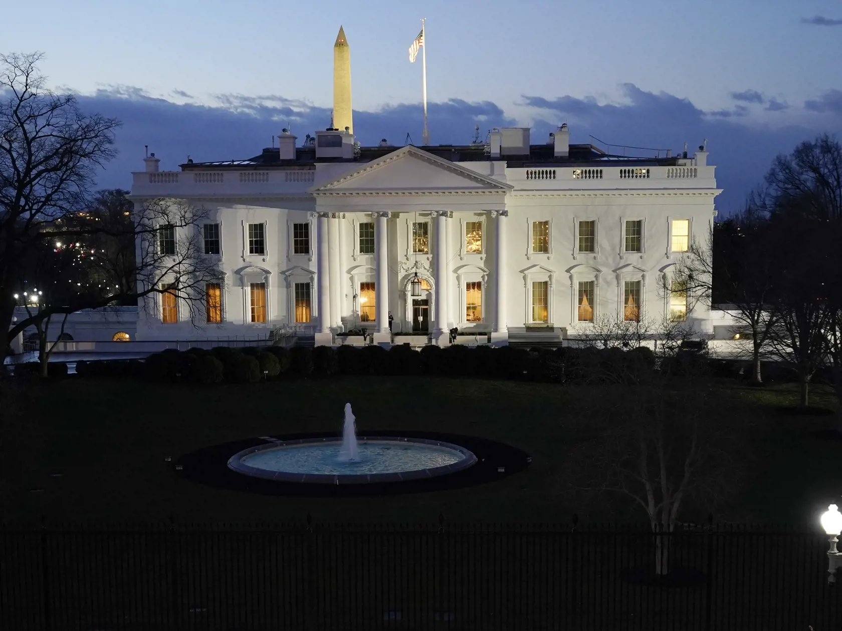 KK38 Washington - Na snímke pohľad na Biely dom pred inauguráciou novozvoleného amerického prezidenta Joea Bidena a novozvolenej americkej viceprezidentky Kamaly Harrisovej 20. januára 2021 vo Washingtone. FOTO TASR/AP
The White House is seen in the early morning before Inauguration Day ceremonies, Wednesday, Jan. 20, 2021, in Washington. (AP Photo/David J. Phillip)