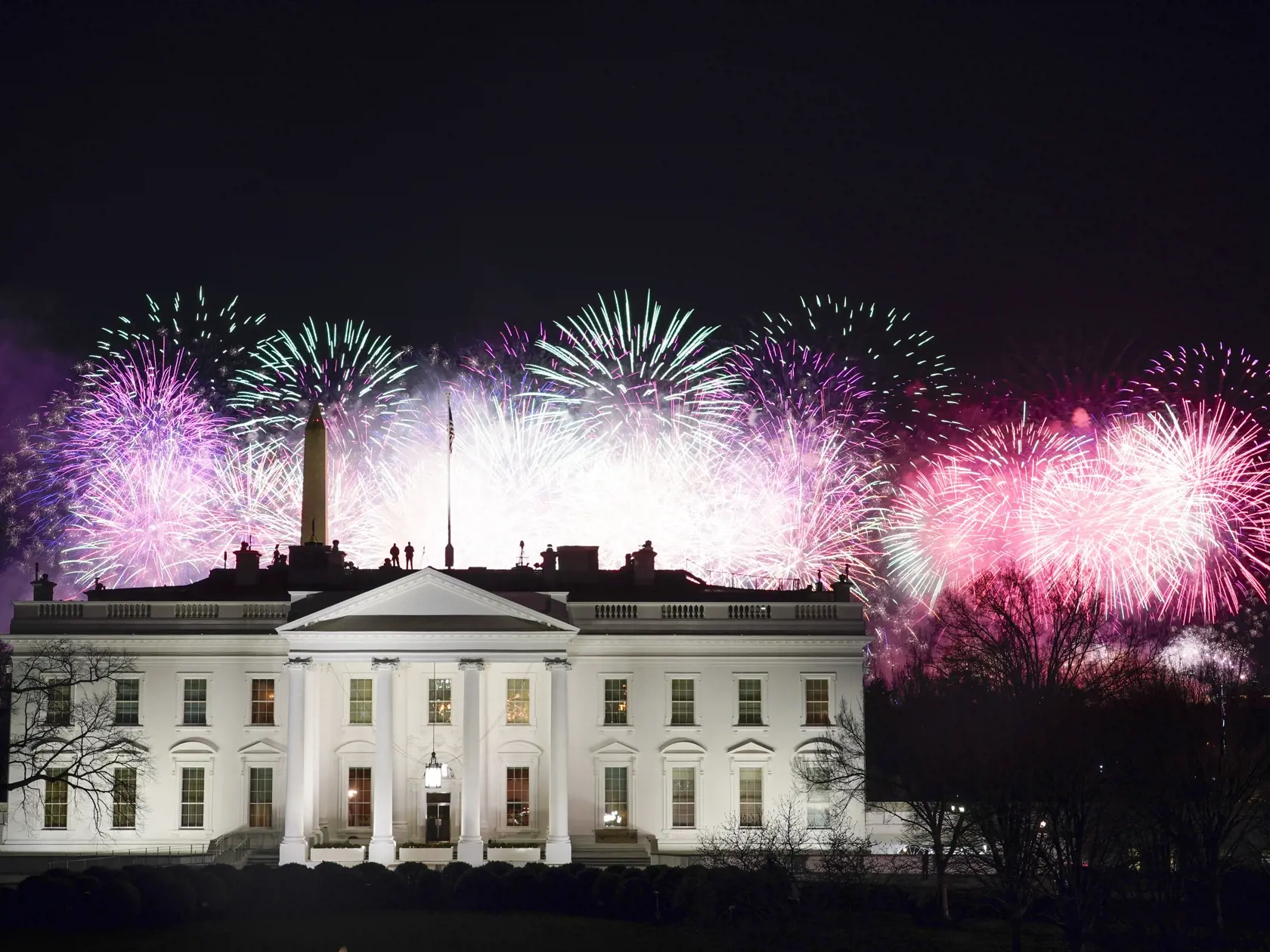 KK12 Washington - Ohňostroj exploduje nad Bielym domom počas osláv inaugurácie nového amerického prezidenta Joea Bidena a novej americkej viceprezidentky Kamaly Harrisovej 20. januára 2021 vo Washingone. FOTO TASR/AP
Fireworks are displayed over the White House as part of Inauguration Day ceremonies for President Joe Biden and Vice President Kamala Harris, Wednesday, Jan. 20, 2021, in Washington. (AP Photo/David J. Phillip)