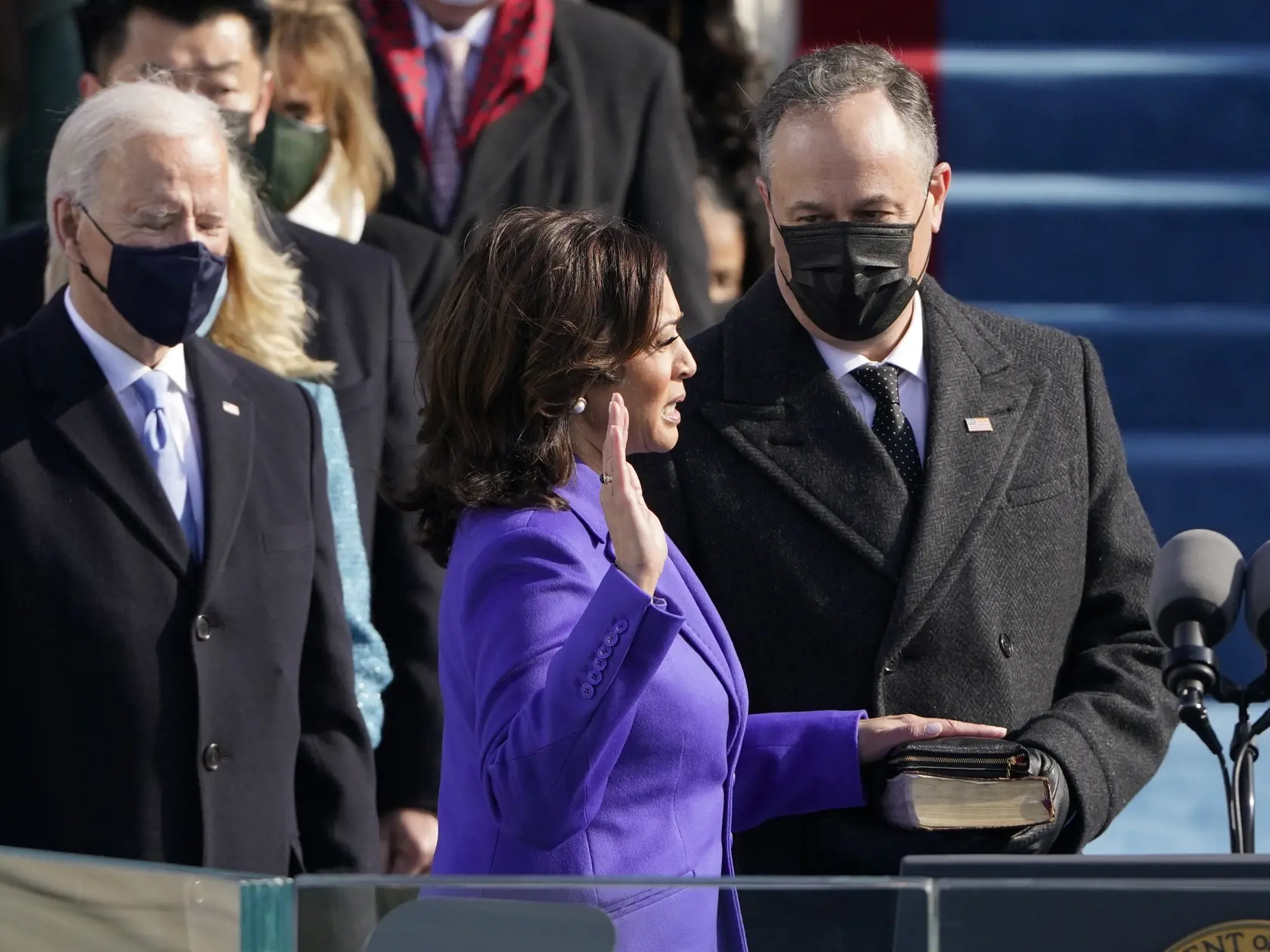 JB 32 Washington - Zvolená americká viceprezidentka Kamala Harrisová (vľavo) skladá prísahu a jej manžel Doug Emhoff drží bibliu počas inaugurácie 46. prezidenta USA Joea Bidena a 49. viceprezidentky Kamaly Harrisovej v americkom Kapitole vo Washingtone 20. januára 2021. FOTO TASR/AP

Kamala Harris is sworn in as Vice President by Supreme Court Justice Sonia Sotomayor as her husband Doug Emhoff holds the Bible during the 59th Presidential Inauguration at the U.S. Capitol in Washington, Wednesday