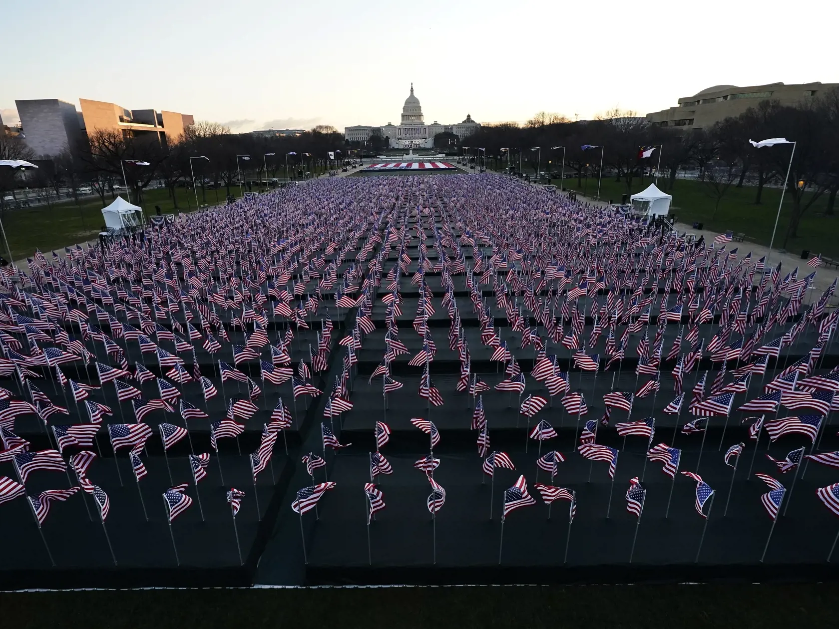JB 15 Washington - Americké zástavy na "Poli zástav" pri Národnom pamätníku pred inauguráciou 46. prezidenta USA Joea Bidena a 49. viceprezidentky Kamaly Harrisovej v americkom Kapitole vo Washingtone 20. januára 2021. FOTO TASR/AP

Flags line the National Mall towards the Capitol as final preparations are made before President-elect Joe Biden's inauguration ceremony, Wednesday, Jan. 20, 2021, in Washington. (AP Photo/Julio Cortez)