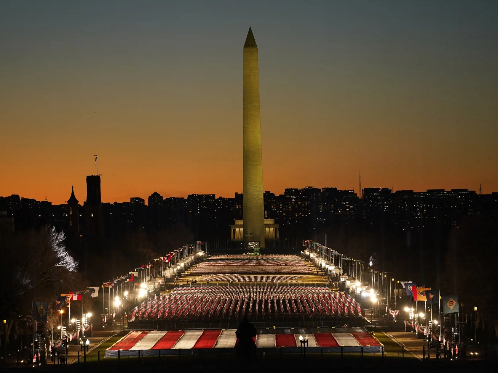 KK14 Washington - Na snímke vlajky sú rozmiestené v parku National Mall, v pozadí Washingtonov pamätník pred stredajšou inauguráciou novozvoleného amerického prezidenta Joea Bidena a novozvolenej americkej viceprezidentky Kamaly Harrisovej 19. januára 2021 vo Washingtone. Približne 191.500 vlajok pokrýva časť National Mall a bude predstavovať obyvateľov Ameriky, ktorí nemôžu pricestovať na inauguráciu do Washingtonu. FOTO TASR/AP
A field of flags is spread across the National Mall, with the Wash