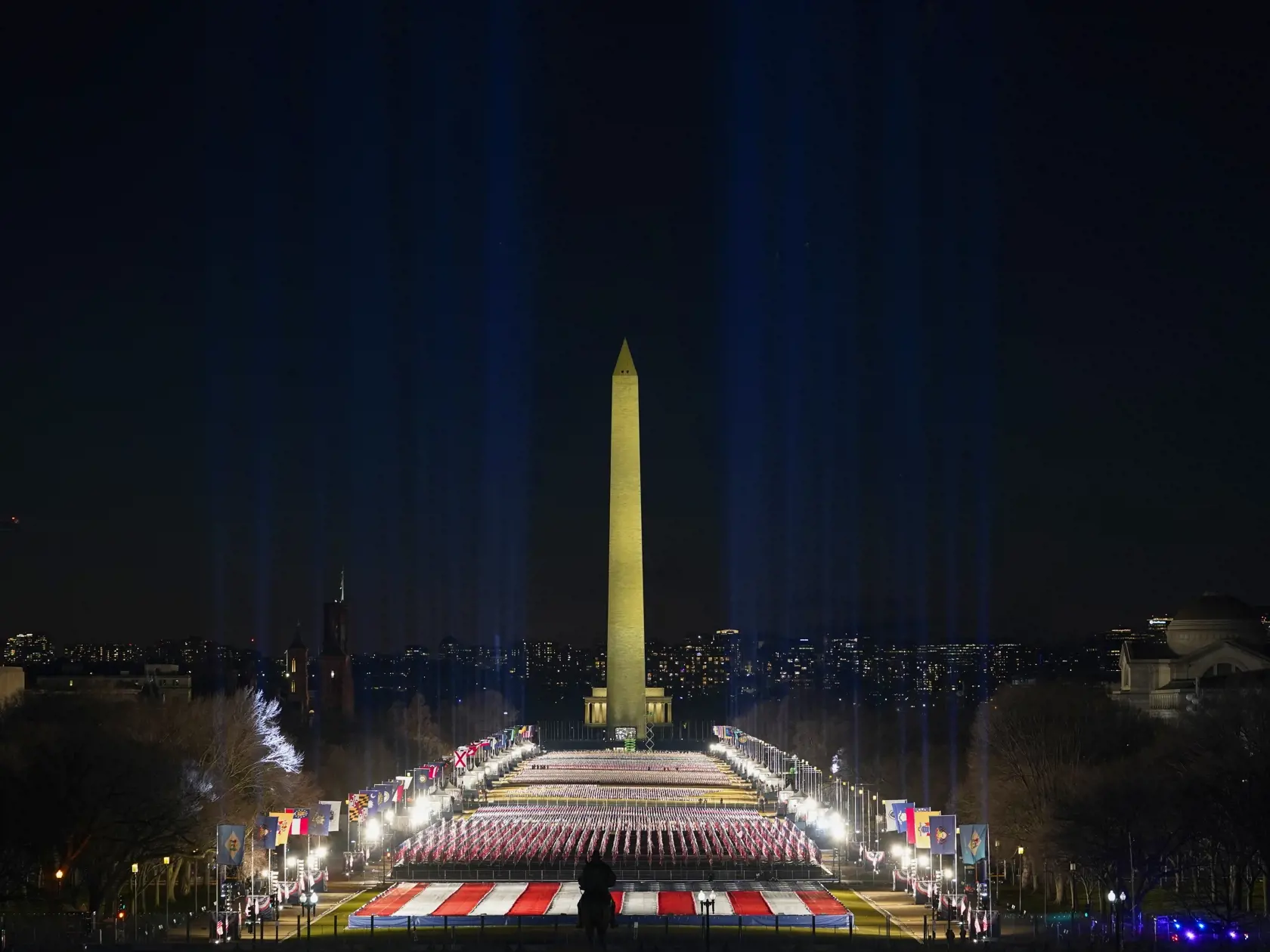 KK13 Washington - Na snímke vlajky sú rozmiestené v parku National Mall, v pozadí Washingtonov pamätník pred stredajšou inauguráciou novozvoleného amerického prezidenta Joea Bidena a novozvolenej americkej viceprezidentky Kamaly Harrisovej 19. januára 2021 vo Washingtone. Približne 191.500 vlajok pokrýva časť National Mall a bude predstavovať obyvateľov Ameriky, ktorí nemôžu pricestovať na inauguráciu do Washingtonu. FOTO TASR/AP
A field of flags is spread across the National Mall, with the Wash