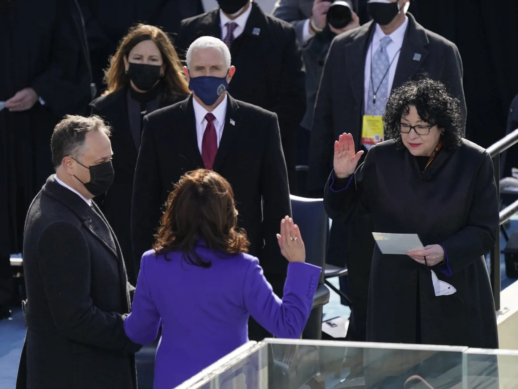 KK33 Washington - Zvolená americká viceprezidentka Kamala Harrisová skladá prísahu v prítomnosti sudkyne Najvyššieho súdu Sonie Sotomayorovej vedľa svojho manžela Douga Emhoffa počas inaugurácie 46. prezidenta USA Joea Bidena a 49. viceprezidentky Kamaly Harrisovej v americkom Kapitole vo Washingtone 20. januára 2021. FOTO TASR/AP
Kamala Harris is sworn in as Vice President by Supreme Court Justice Sonia Sotomayor as her husband Doug Emhoff holds the Bible during the 59th Presidential Inaugurati