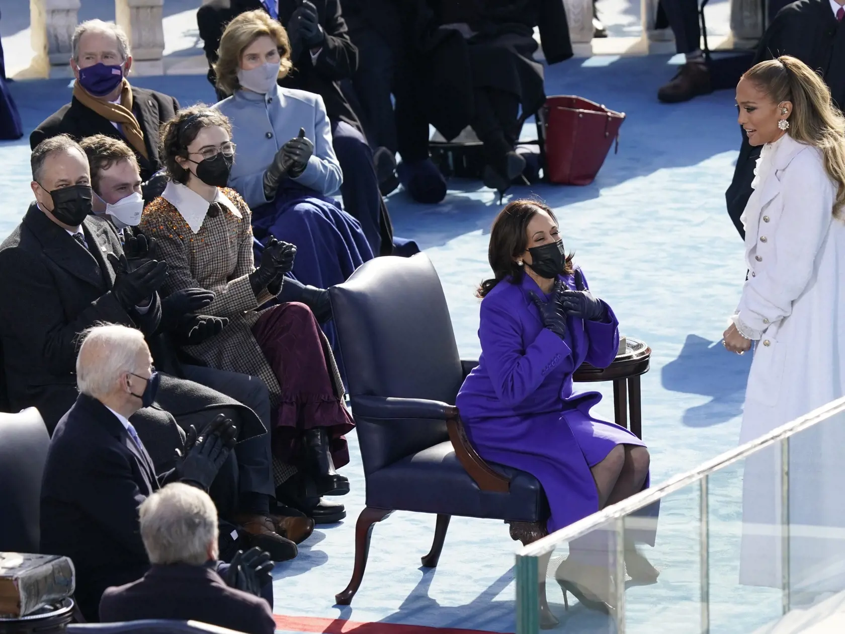 KK16 Washington - Speváčka Jennifer Lopezová (vpravo) počas vystúpenia na inaugurácii 46. prezidenta USA Joea Bidena a 49. viceprezidentky Kamaly Harrisovej (druhá vpravo) v americkom Kapitole vo Washingtone 20. januára 2021. FOTO TASR/AP

Vice President Kamala Harris reacts after Jennifer Lopez sang during the 59th Presidential Inauguration at the U.S. Capitol in Washington, Wednesday, Jan. 20, 2021. (AP Photo/Carolyn Kaster)