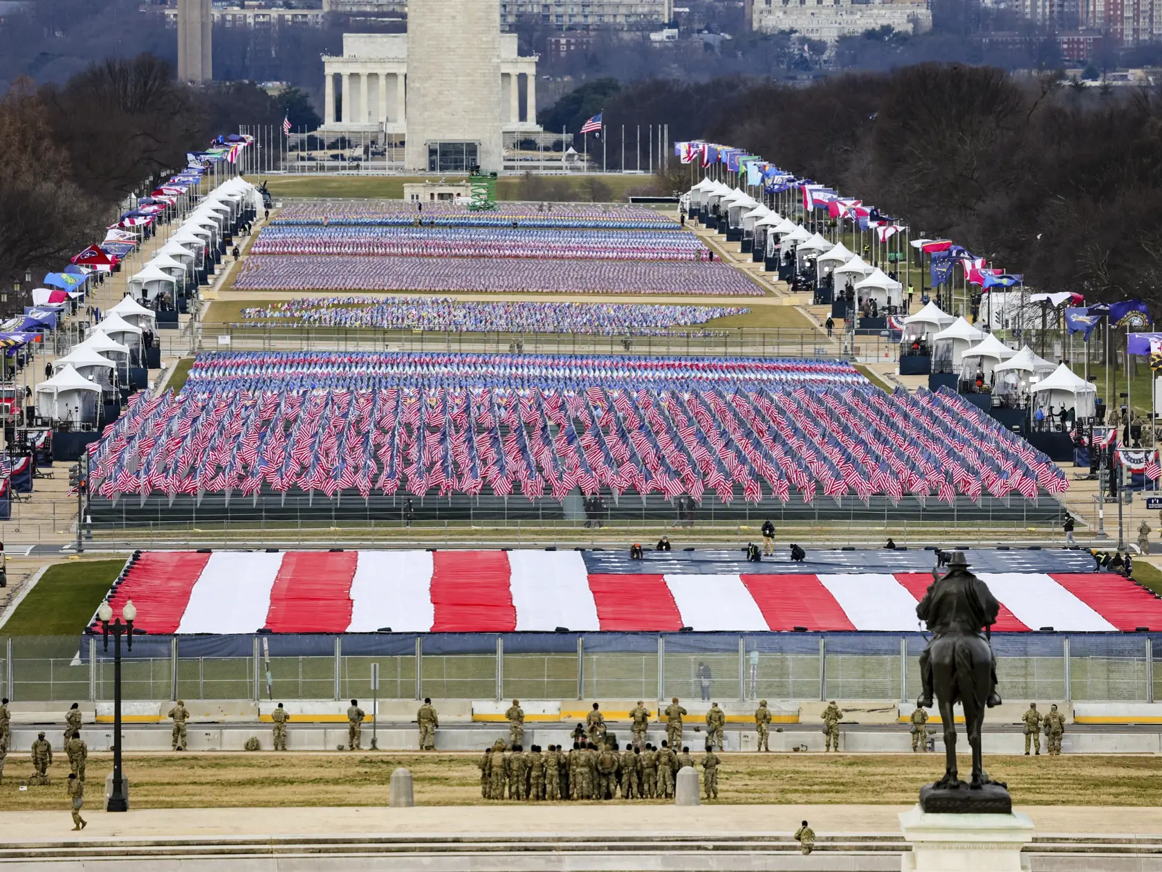 JB 14 Washington - Príslušníci Národnej gardy sa pozerajú na americké zástavy na "Poli zástav" pri Národnom pamätníku pred inauguráciou 46. prezidenta USA Joea Bidena a 49. viceprezidentky Kamaly Harrisovej v americkom Kapitole vo Washingtone 20. januára 2021. FOTO TASR/AP

Members of the National Guard look on as American flags decorate the "Field of Flags" at the National Mall ahead of President-elect Joe Biden's inauguration ceremony, Wednesday, Jan. 20, 2021, in Washington. (Tasos Katopodis/