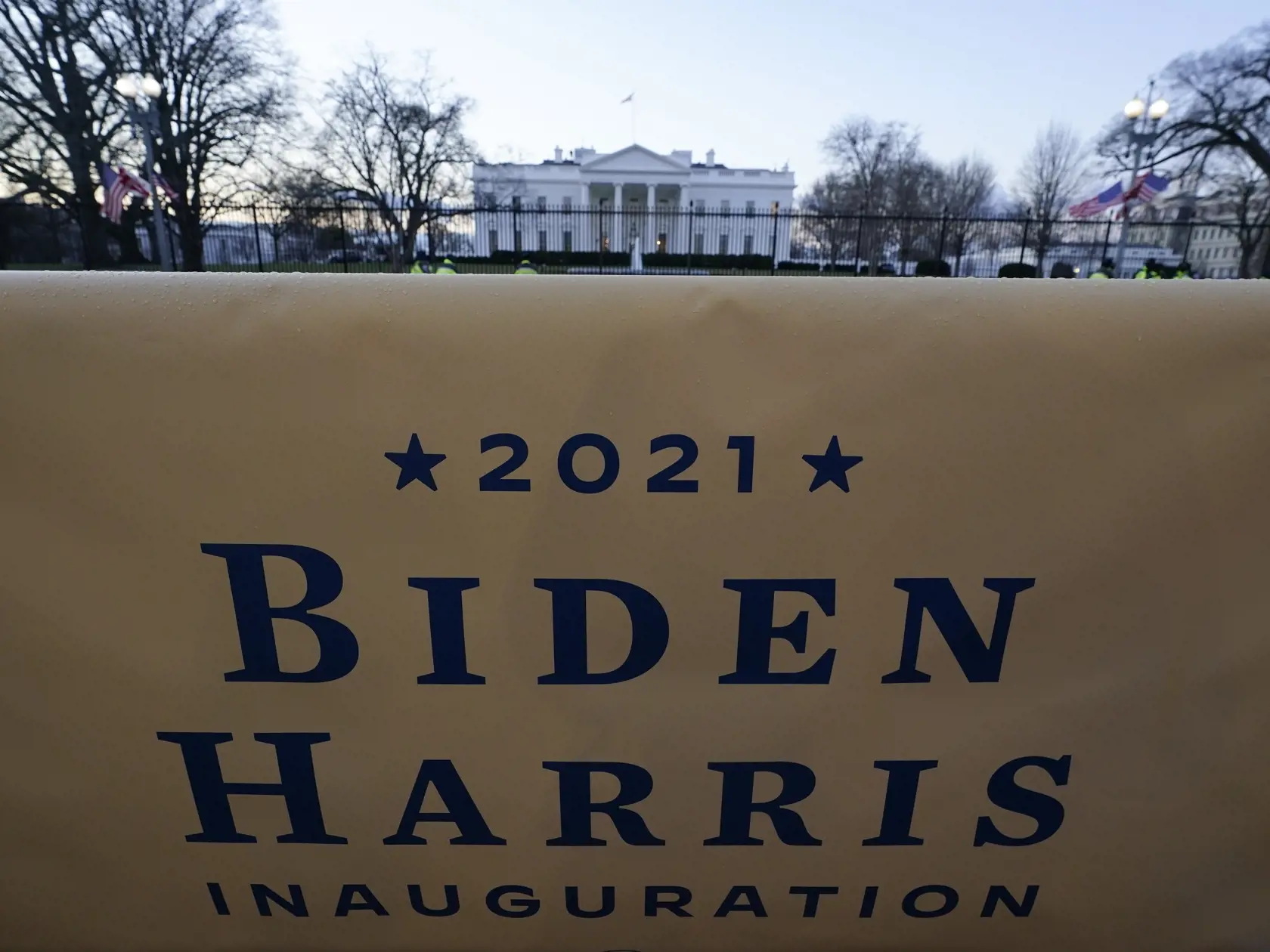 KK40 Washington - Na snímke pohľad na Biely dom pred inauguráciou novozvoleného amerického prezidenta Joea Bidena a novozvolenej americkej viceprezidentky Kamaly Harrisovej 20. januára 2021 vo Washingtone. FOTO TASR/AP
The White House is seen in the early morning before Inauguration Day ceremonies, Wednesday, Jan. 20, 2021, in Washington. (AP Photo/David J. Phillip)