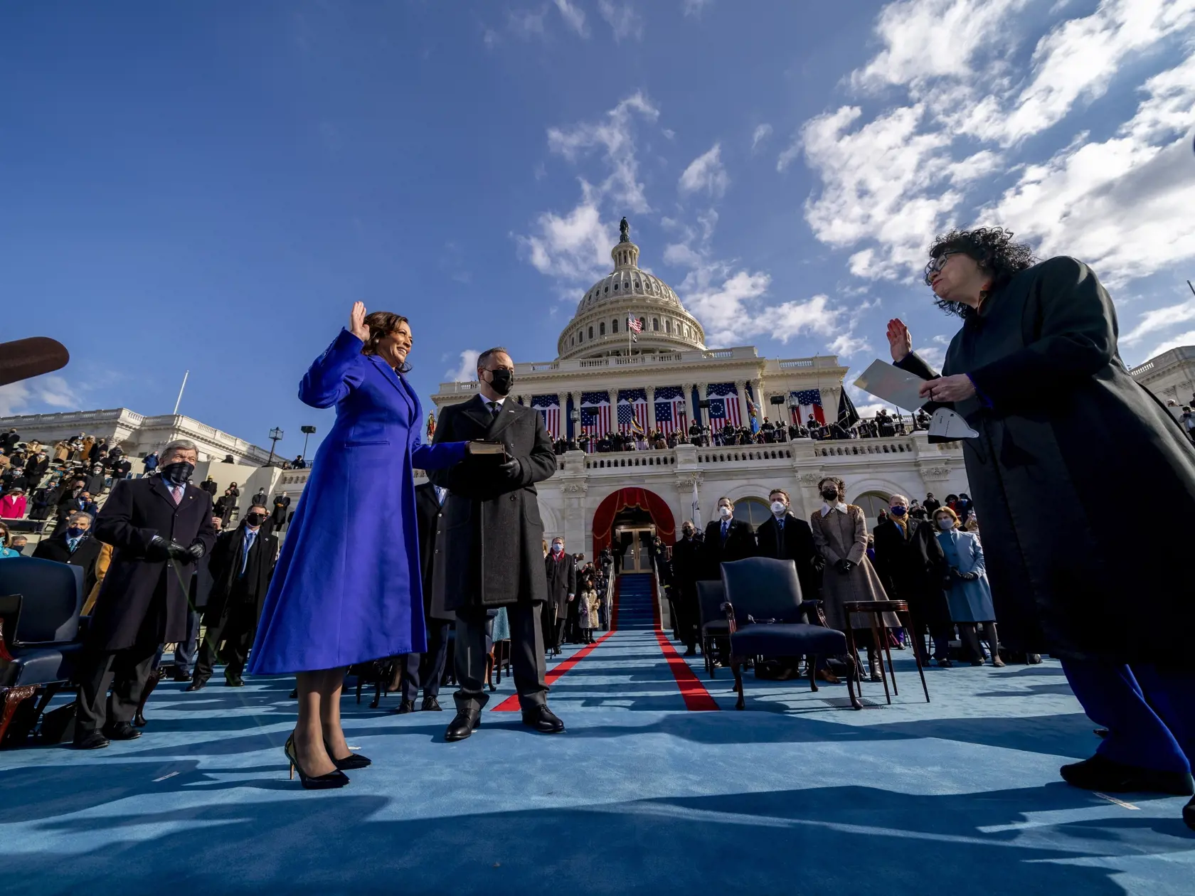 KK34 Washington - Zvolená americká viceprezidentka Kamala Harrisová skladá prísahu v prítomnosti sudkyne Najvyššieho súdu Sonie Sotomayorovej vedľa svojho manžela Douga Emhoffa počas inaugurácie 46. prezidenta USA Joea Bidena a 49. viceprezidentky Kamaly Harrisovej v americkom Kapitole vo Washingtone 20. januára 2021. FOTO TASR/AP
Kamala Harris is sworn in as Vice President by Supreme Court Justice Sonia Sotomayor as her husband Doug Emhoff holds the Bible during the 59th Presidential Inaugurati