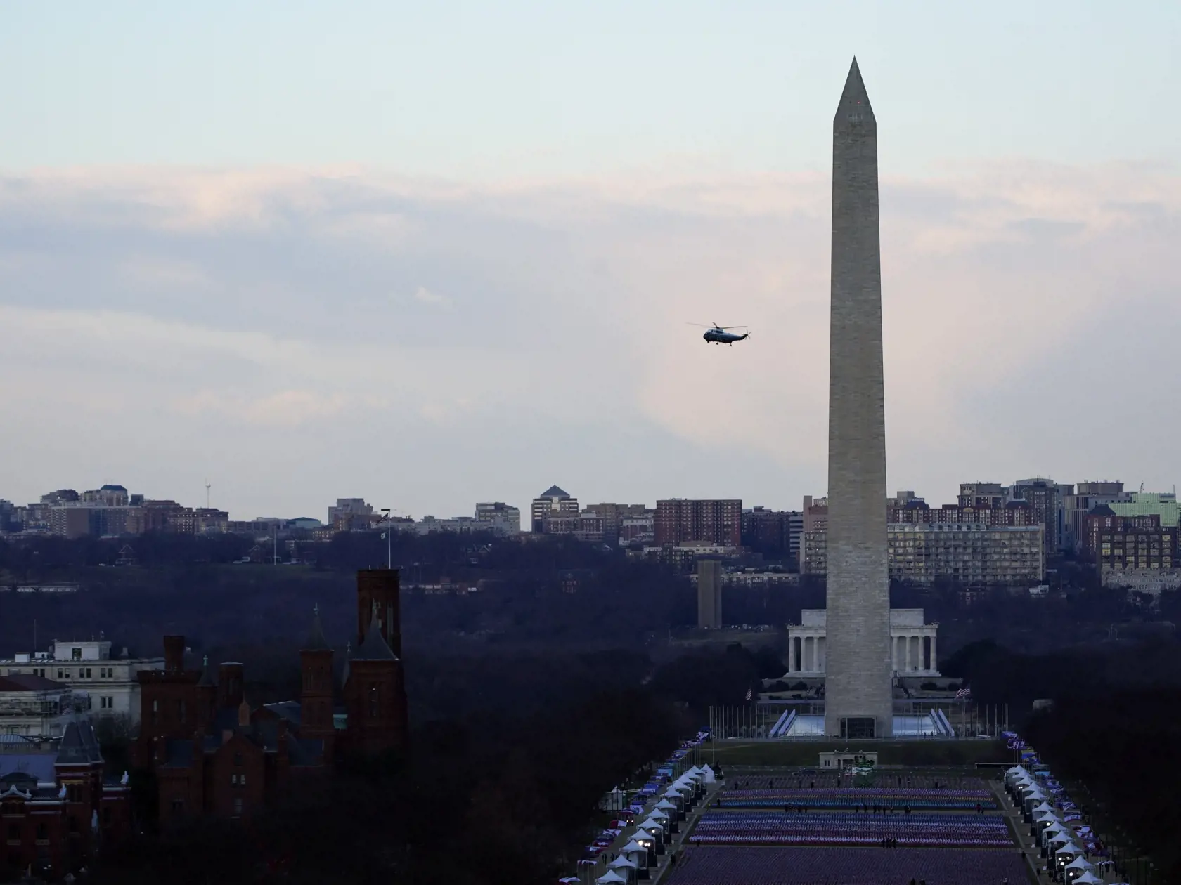 JB 16 Washington - Vrtuľník Marine One s americkým prezidentom Donaldom Trumpom na palube letí okolo Národného pamätníka pred inauguráciou 46. prezidenta USA Joea Bidena a 49. viceprezidentky Kamaly Harrisovej v americkom Kapitole vo Washingtone 20. januára 2021. FOTO TASR/AP

Marine One with President Donald Trump aboard flies past the Washington Monument and a field of flags spread across the National Mall, as seen from the West Front of the U.S. Capitol before the 59th Presidential Inaugurati