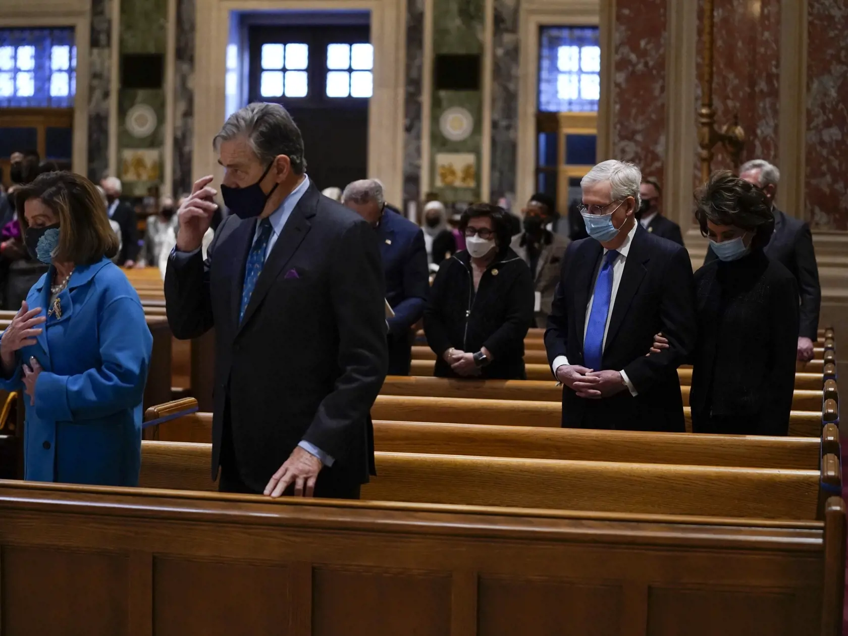 JB 17 Washington - Predsedníčka americkej Snemovne reprezentantov Nancy Pelosiová (vľavo) a jej manžel Paul Pelosi a v pozadí líder republikánskej väčšiny v Senáte Mitch McConnell s manželkou Elaine Chaovou počas svätej omše v Katedrále apoštola St. Matthewa pred inauguráciou 46. prezidenta USA Joea Bidena a 49. viceprezidentky Kamaly Harrisovej v americkom Kapitole vo Washingtone 20. januára 2021. FOTO TASR/AP

House Speaker Nancy Pelosi, left, and her husband Paul Pelosi and Senate Minority Le