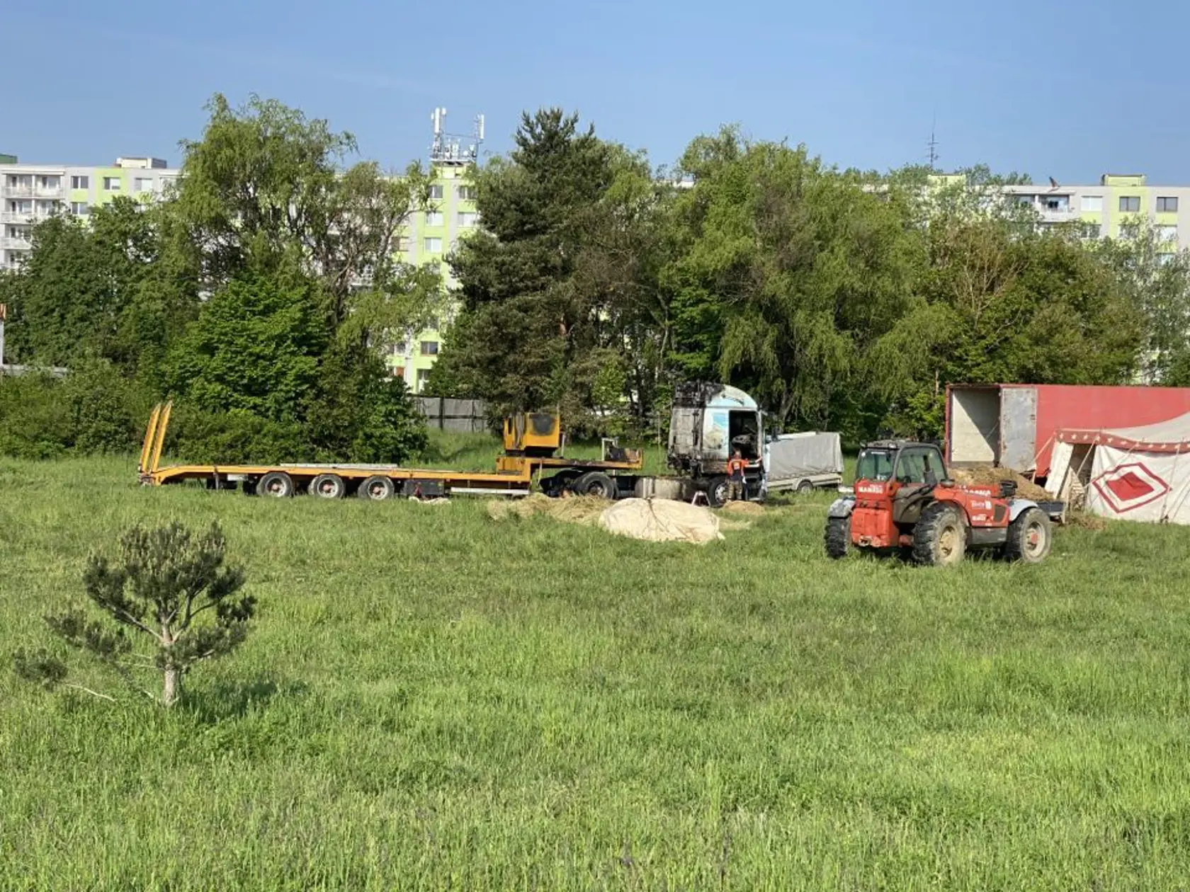 Ešte v piatok večer vystupovali, v sobotu skoro ráno im niekto podpálil majetok. Cirkus Francesko Jung informuje, že im okolo 5:00 niekto v Prešove zapálil seno, ktoré mali naložené na návese.Okrem sena zhorelo aj auto, ako aj generátor, ktorý potrebujú na miestach, kde sa nedokážu pripojiť k elektrine.