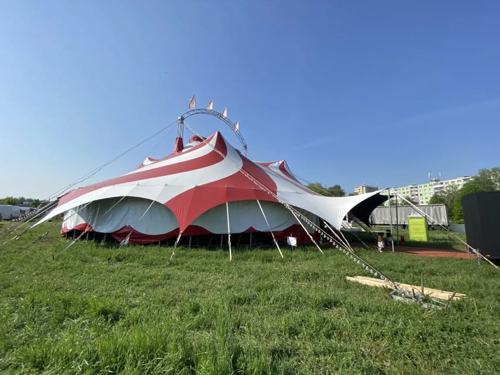 Ešte v piatok večer vystupovali, v sobotu skoro ráno im niekto podpálil majetok. Cirkus Francesko Jung informuje, že im okolo 5:00 niekto v Prešove zapálil seno, ktoré mali naložené na návese.Okrem sena zhorelo aj auto, ako aj generátor, ktorý potrebujú na miestach, kde sa nedokážu pripojiť k elektrine.