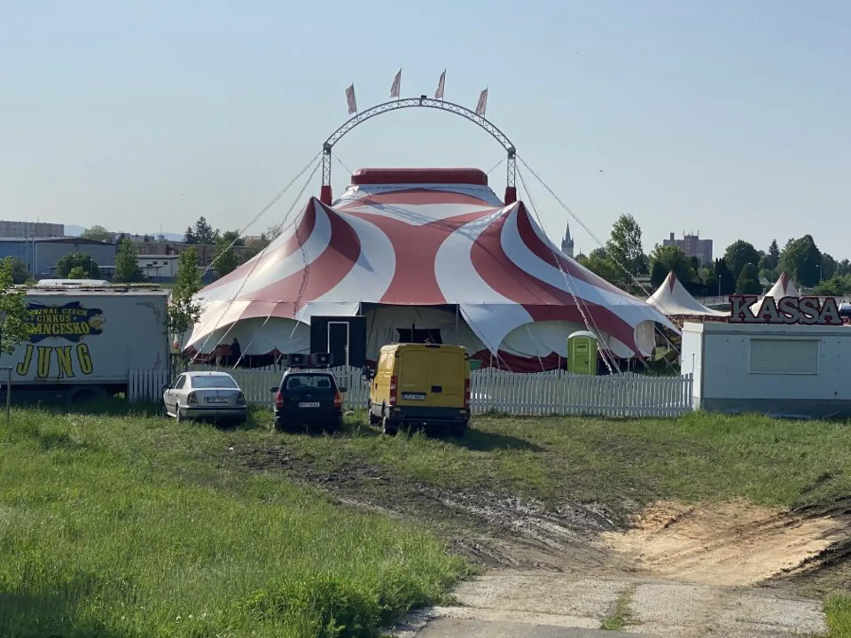 Ešte v piatok večer vystupovali, v sobotu skoro ráno im niekto podpálil majetok. Cirkus Francesko Jung informuje, že im okolo 5:00 niekto v Prešove zapálil seno, ktoré mali naložené na návese.Okrem sena zhorelo aj auto, ako aj generátor, ktorý potrebujú na miestach, kde sa nedokážu pripojiť k elektrine.