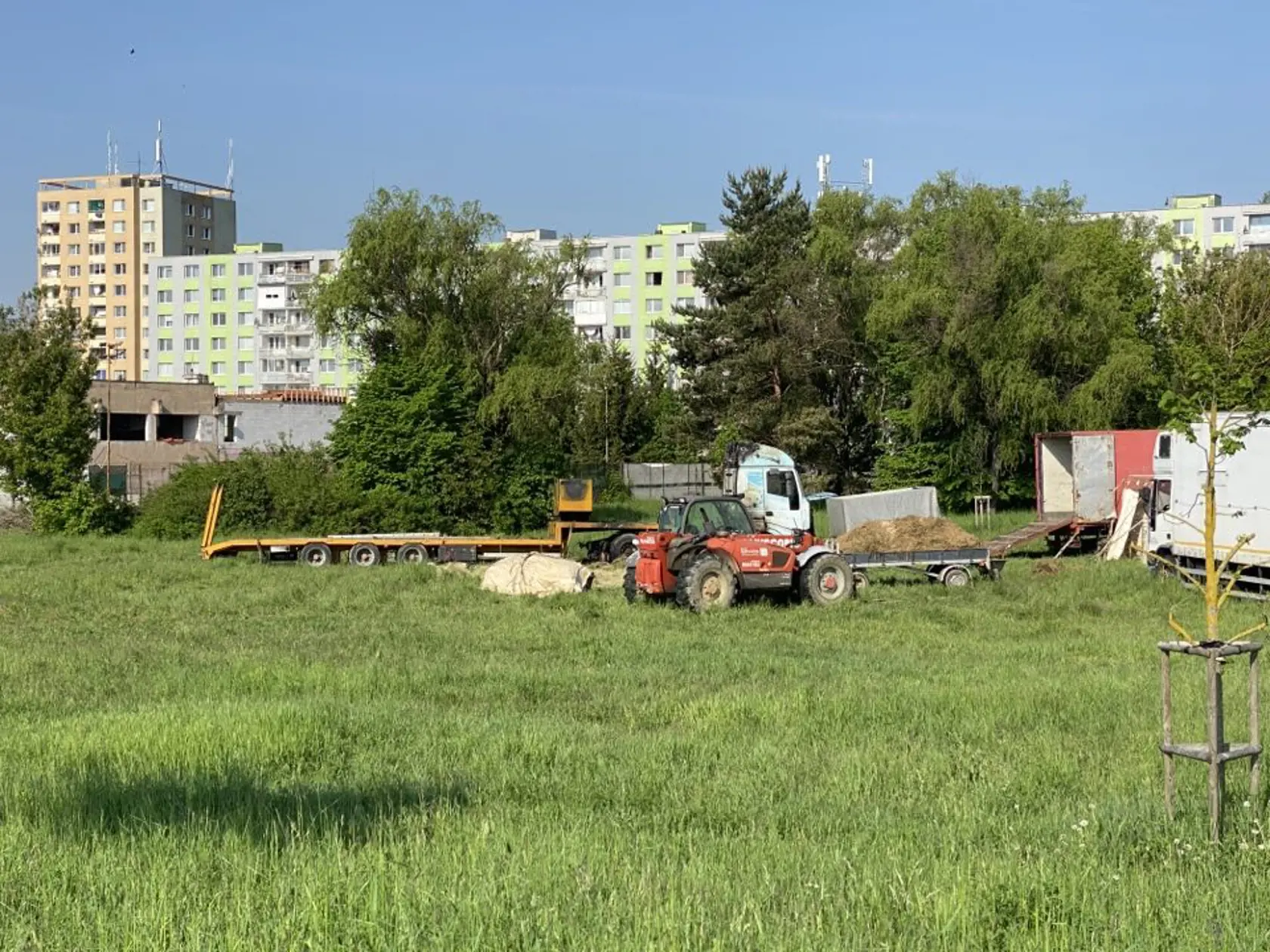 Ešte v piatok večer vystupovali, v sobotu skoro ráno im niekto podpálil majetok. Cirkus Francesko Jung informuje, že im okolo 5:00 niekto v Prešove zapálil seno, ktoré mali naložené na návese.Okrem sena zhorelo aj auto, ako aj generátor, ktorý potrebujú na miestach, kde sa nedokážu pripojiť k elektrine.